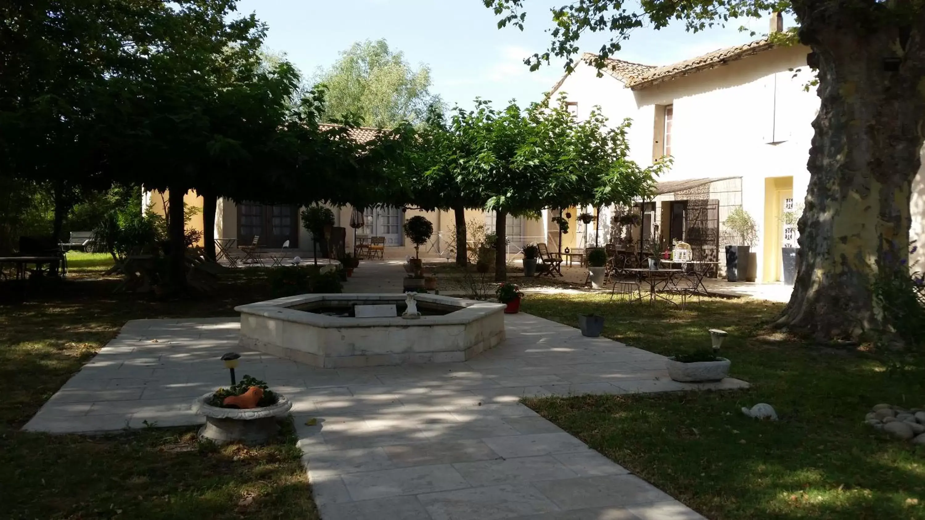 Garden view, Property Building in Mas des Cigognes