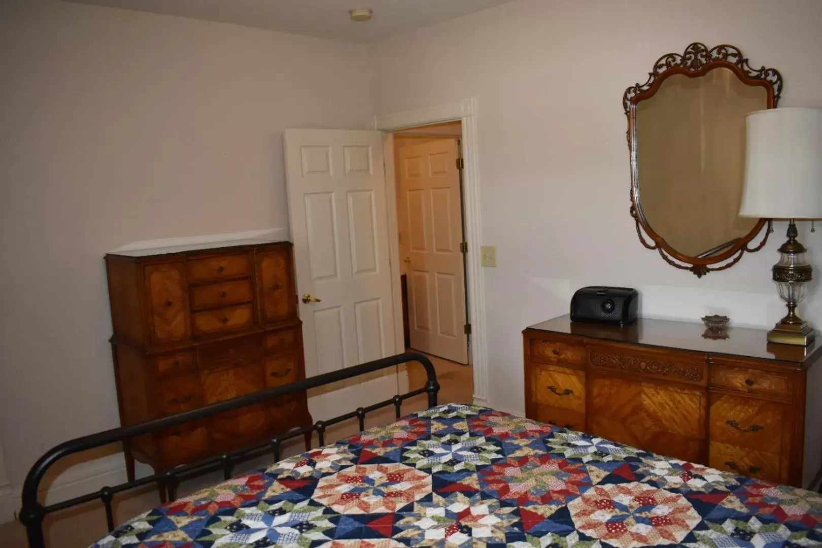 Bedroom, Bed in Hermann Crown Suites