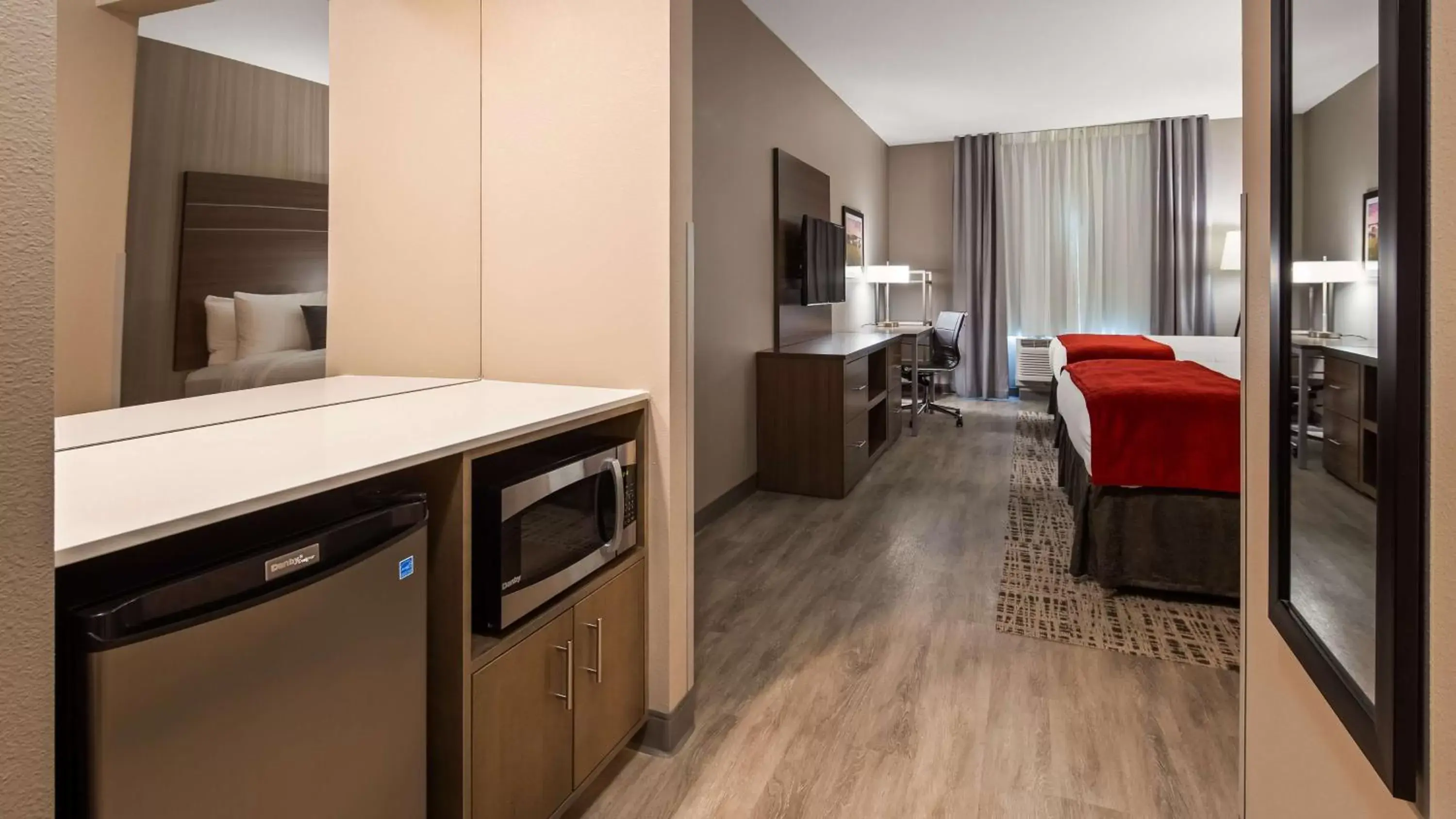 Photo of the whole room, Kitchen/Kitchenette in Best Western Plus LaCrescent - LaCrosse