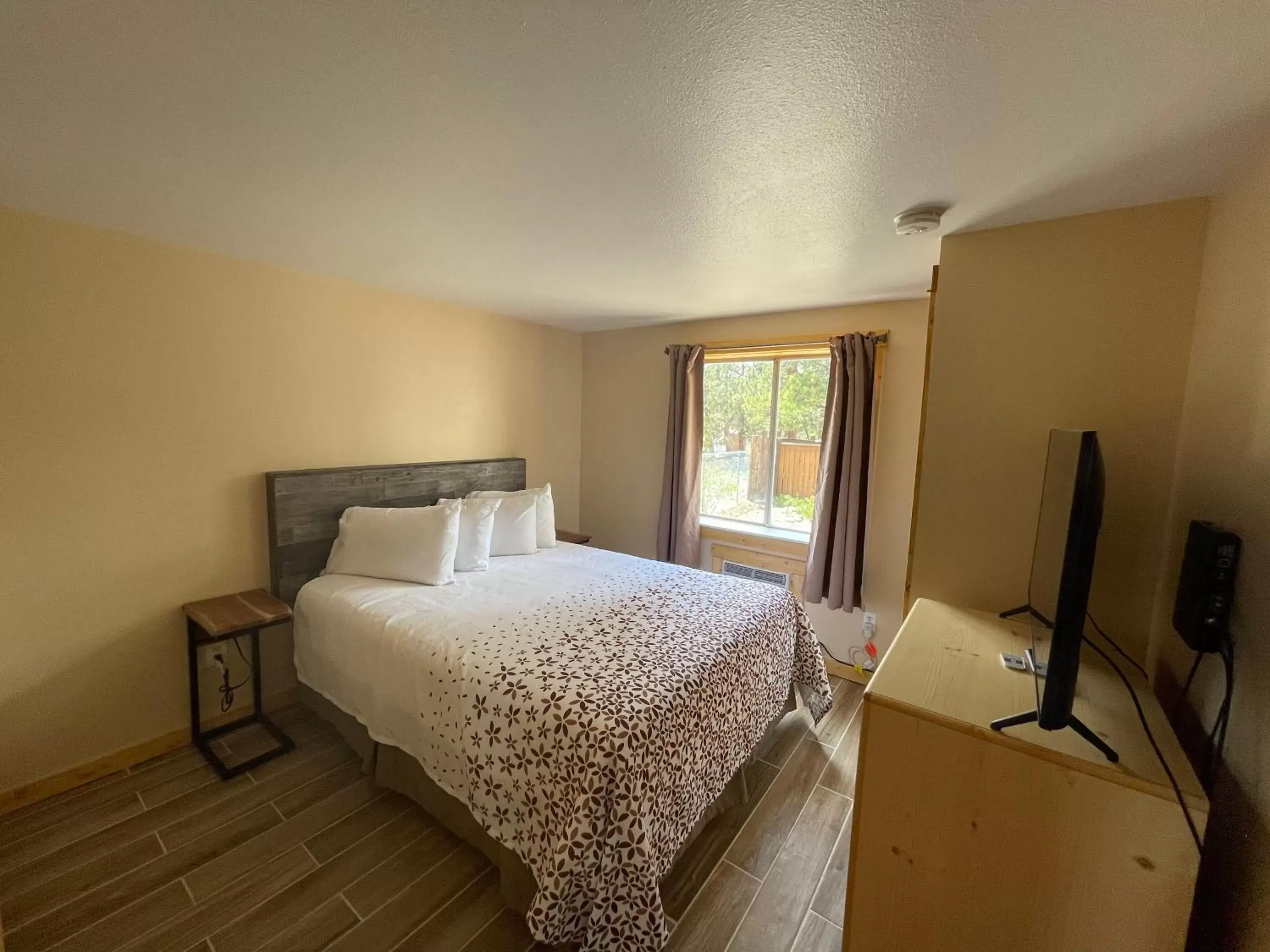 Bedroom, Bed in Estes Mountain Inn