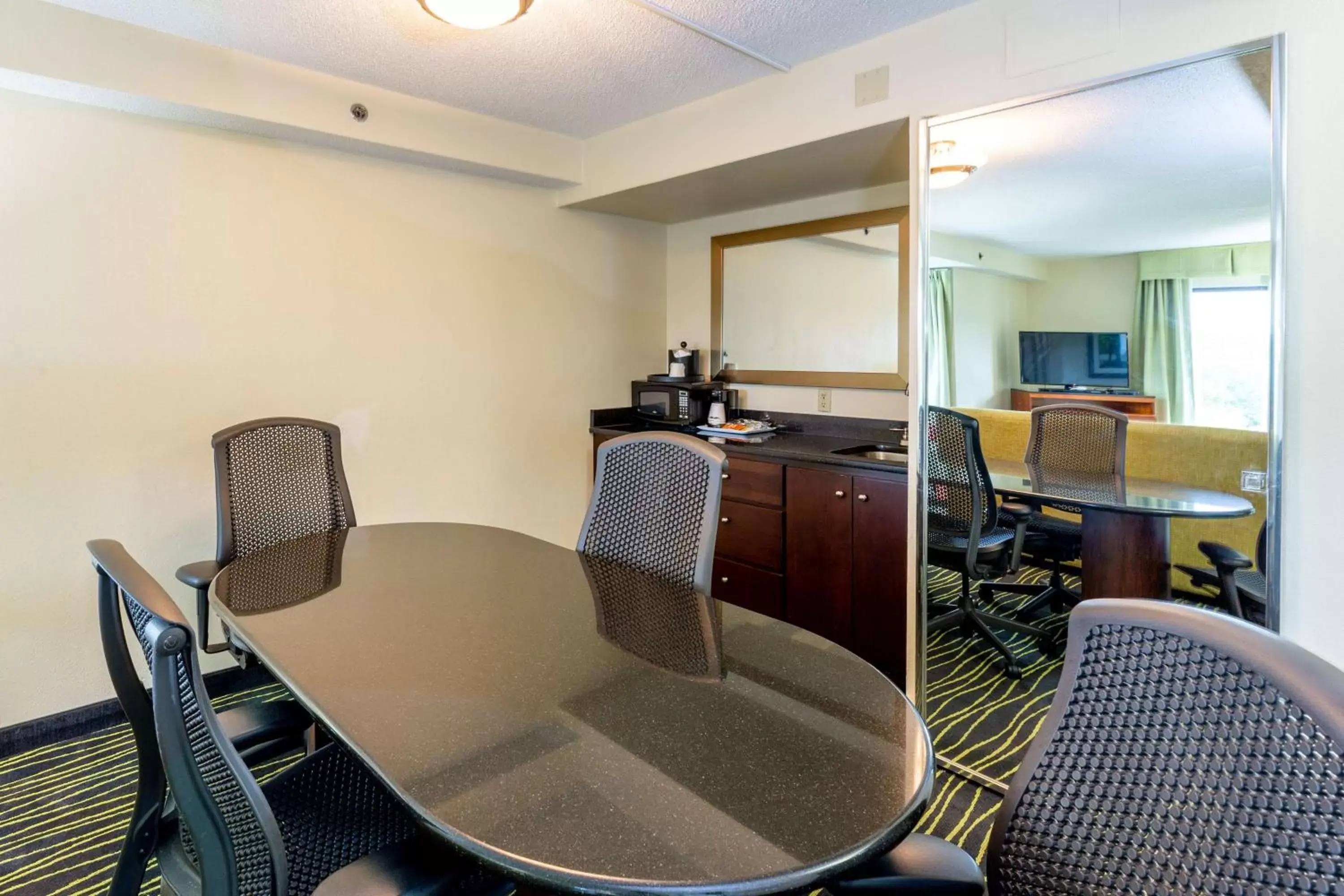 Bedroom, Dining Area in Hampton Inn Columbia I-26/Harbison Blvd