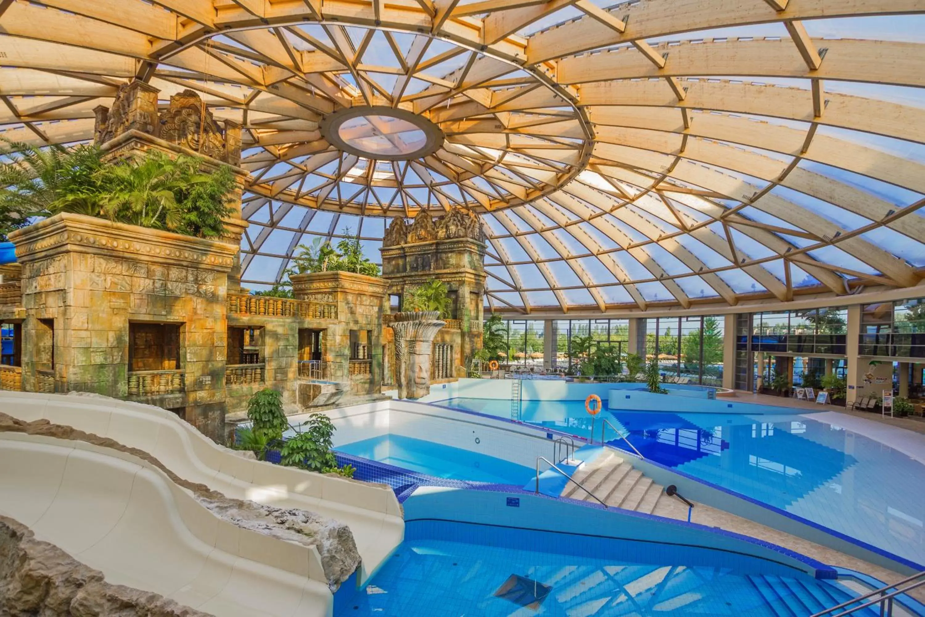 Activities, Swimming Pool in Aquaworld Resort Budapest