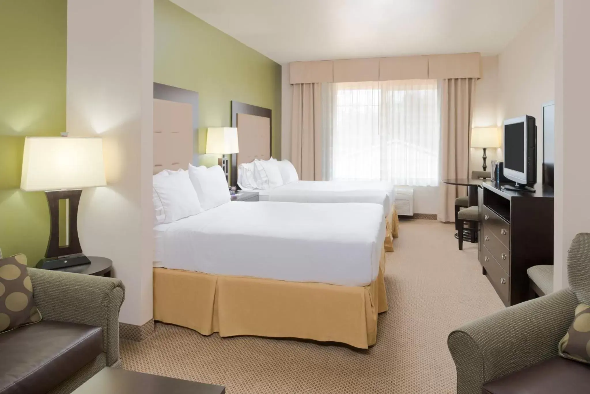 Photo of the whole room, Bed in Holiday Inn Express Hotel & Suites North Sequim, an IHG Hotel