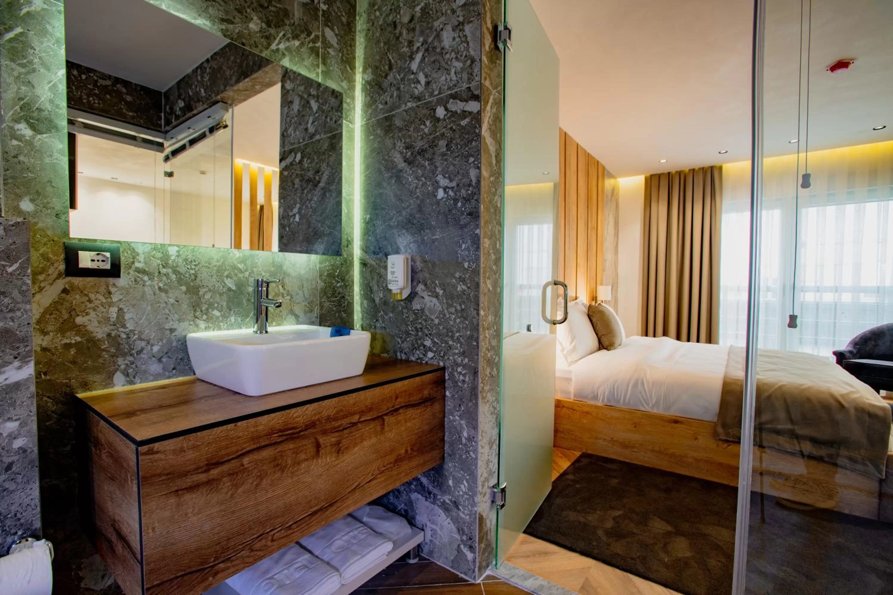 Bathroom, Bed in Ador Hotel