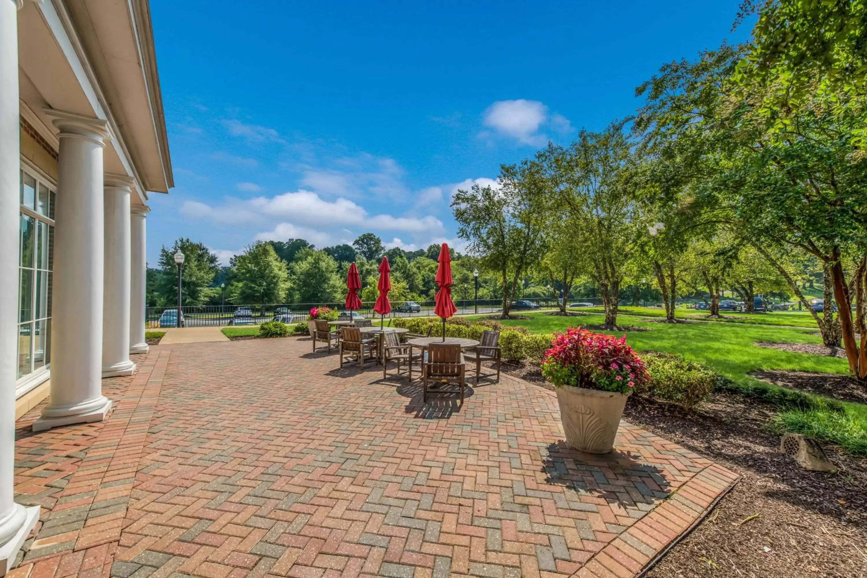 Patio in Hilton Garden Inn Suffolk Riverfront