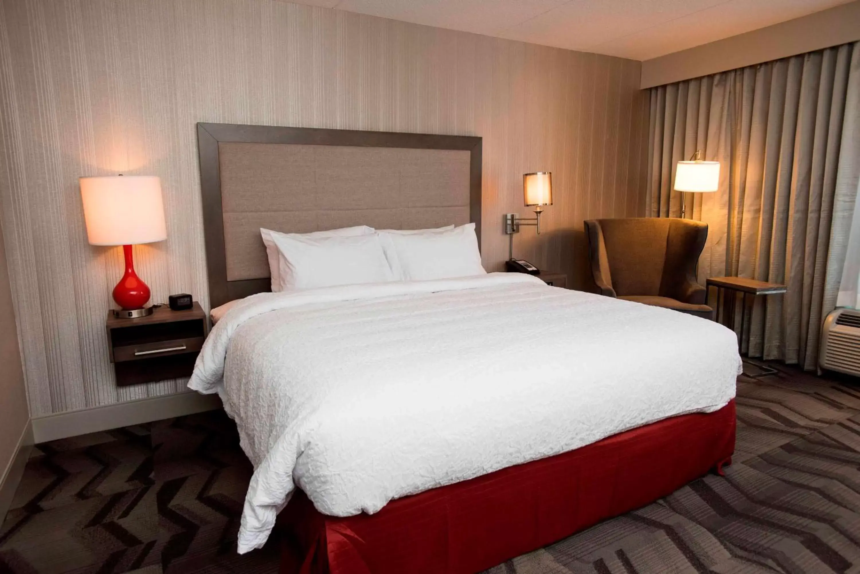 Bed in Hampton Inn & Suites by Hilton Thunder Bay
