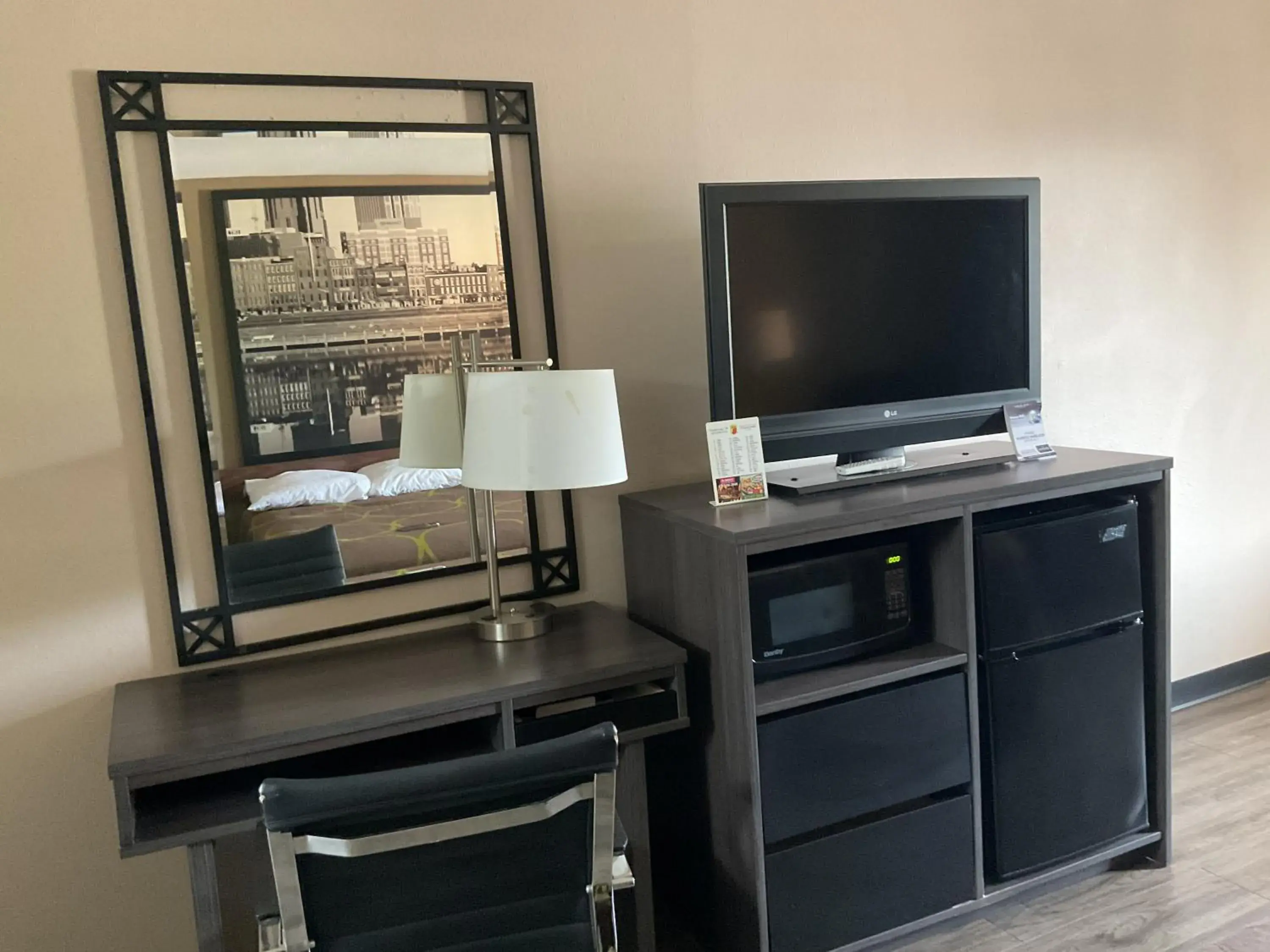 hair dresser, TV/Entertainment Center in Super 8 by Wyndham Chattanooga/East Ridge