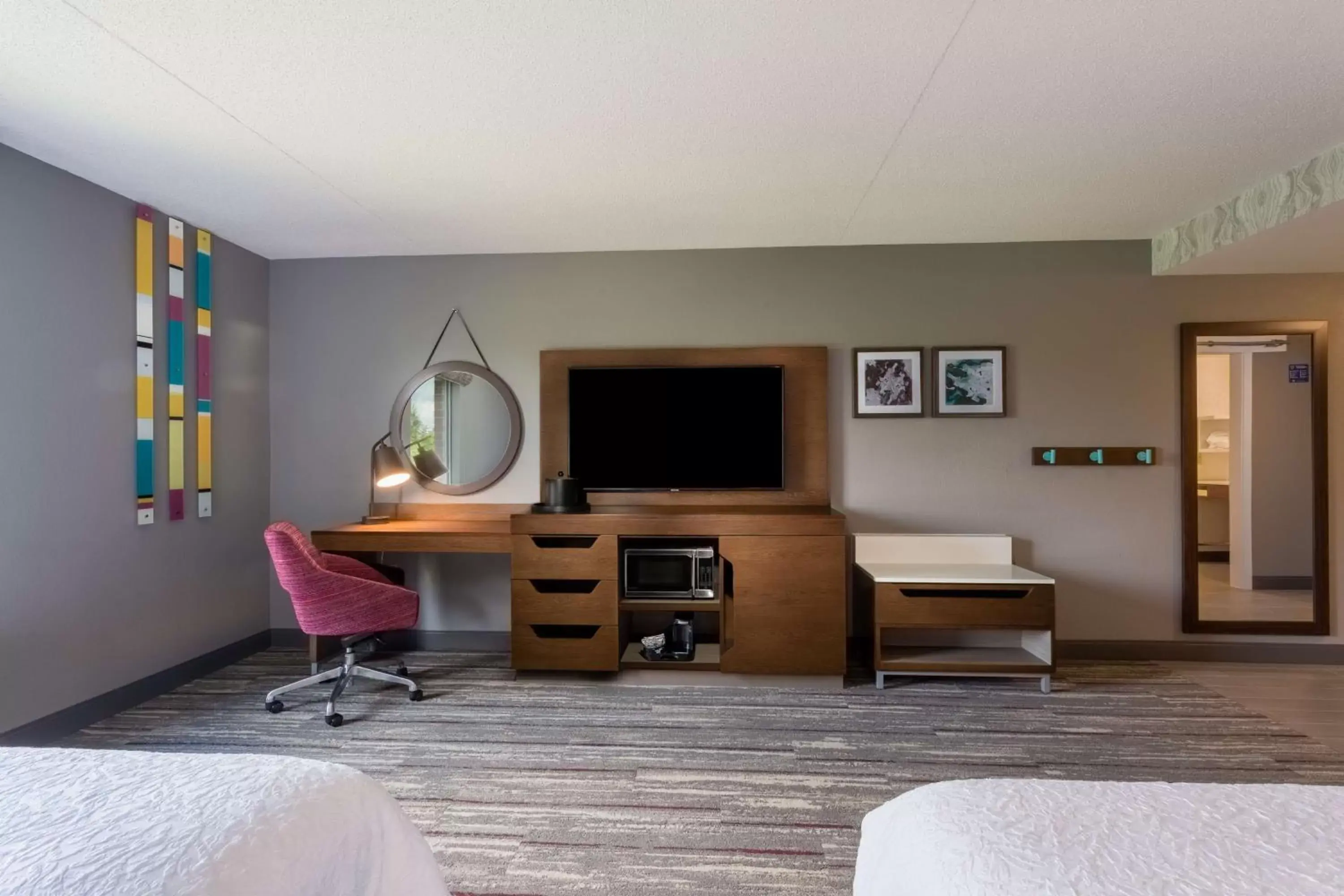 Bedroom, TV/Entertainment Center in Hampton Inn & Suites Herndon-Reston