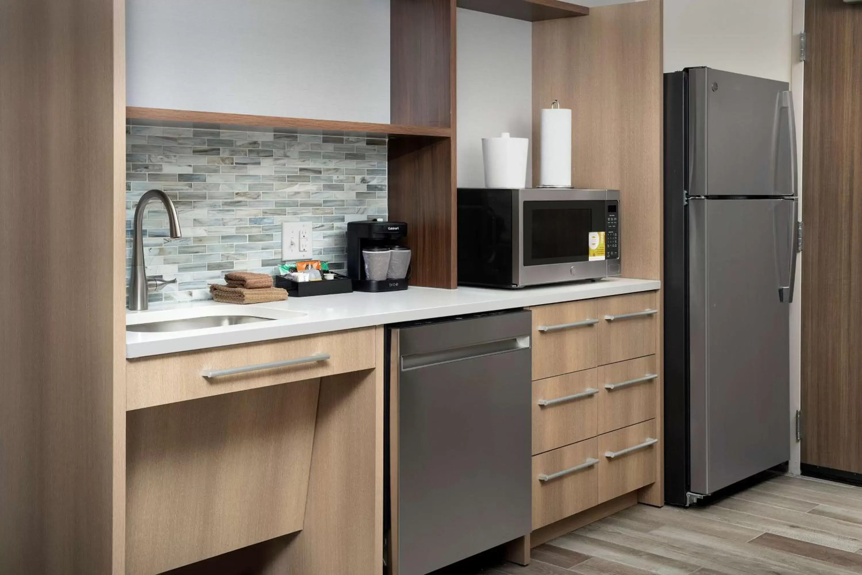 Kitchen or kitchenette, Kitchen/Kitchenette in Home2 Suites By Hilton Owings Mills, Md