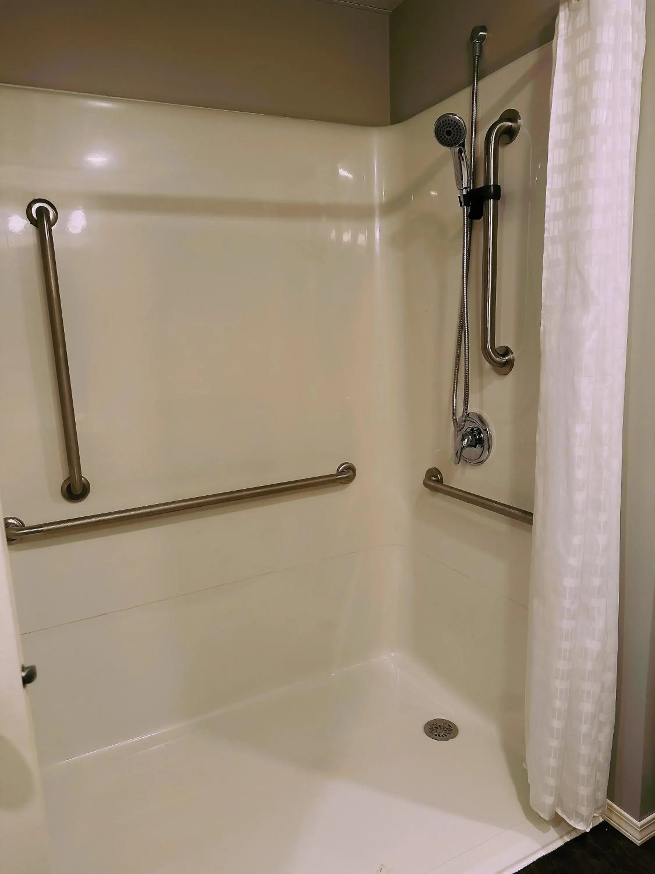 Shower, Bathroom in Capri Motor Inn
