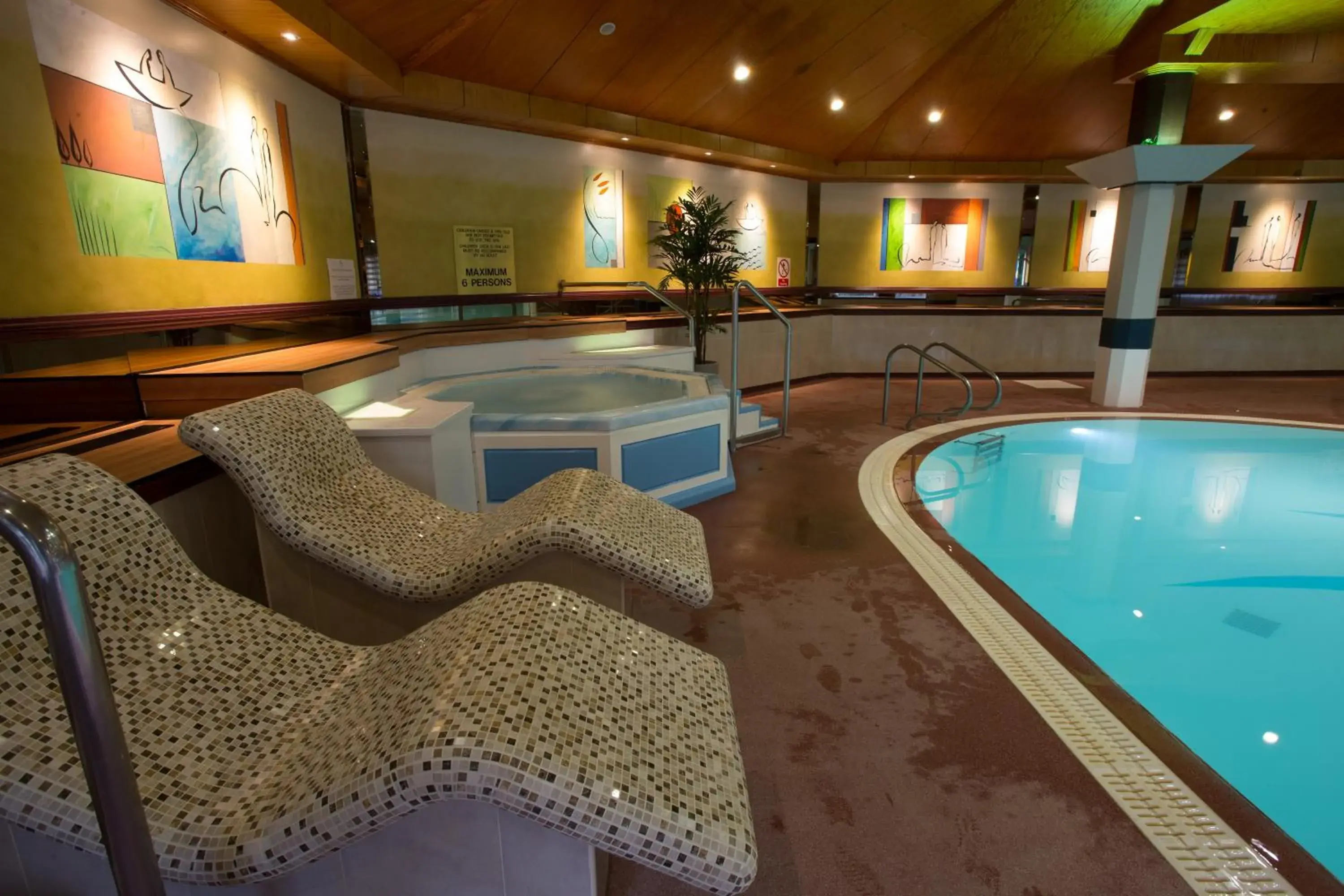 Hot Tub, Swimming Pool in Glenavon House Hotel