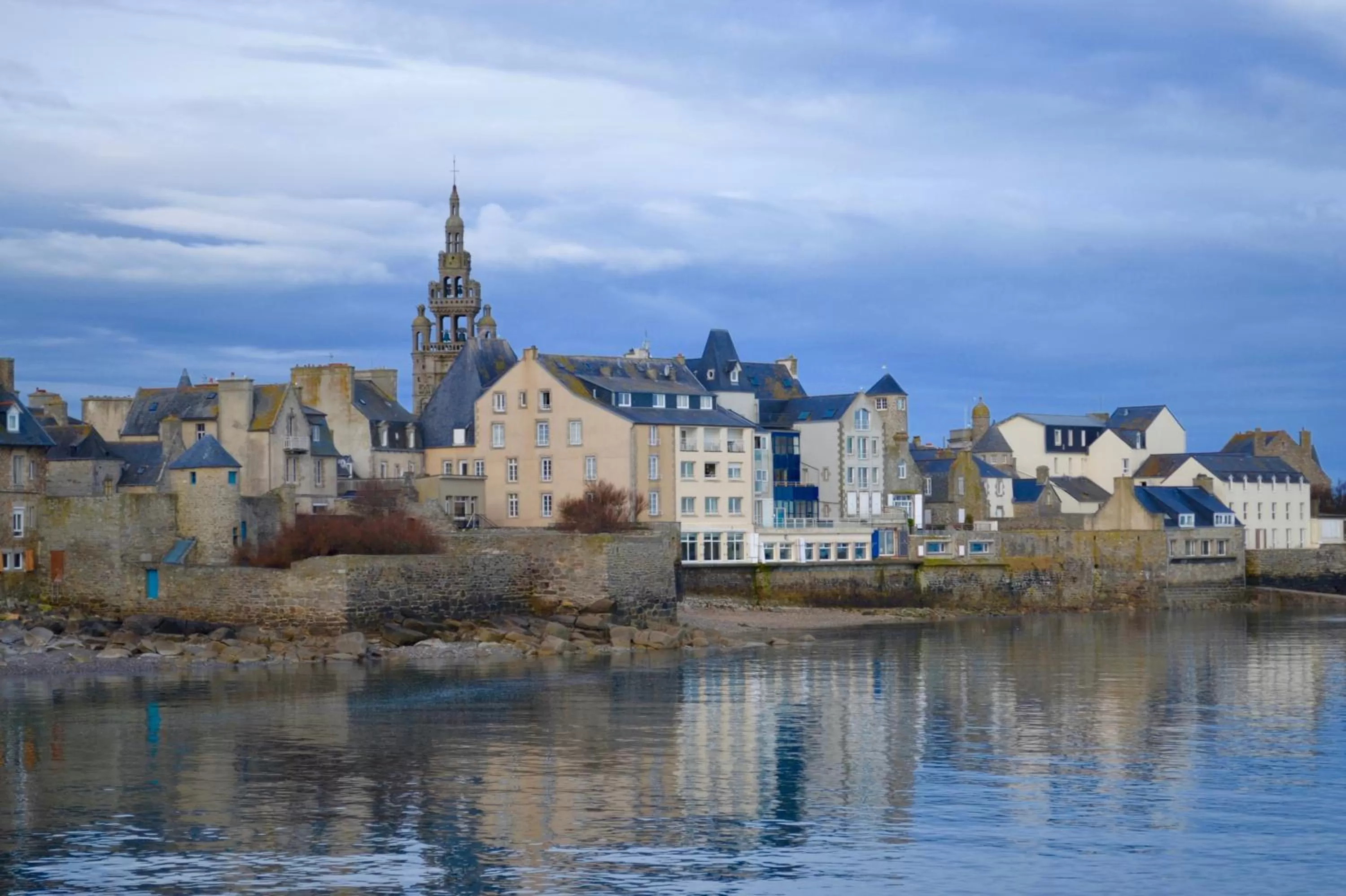 Property building in Hotel Mercure Roscoff Bord De Mer