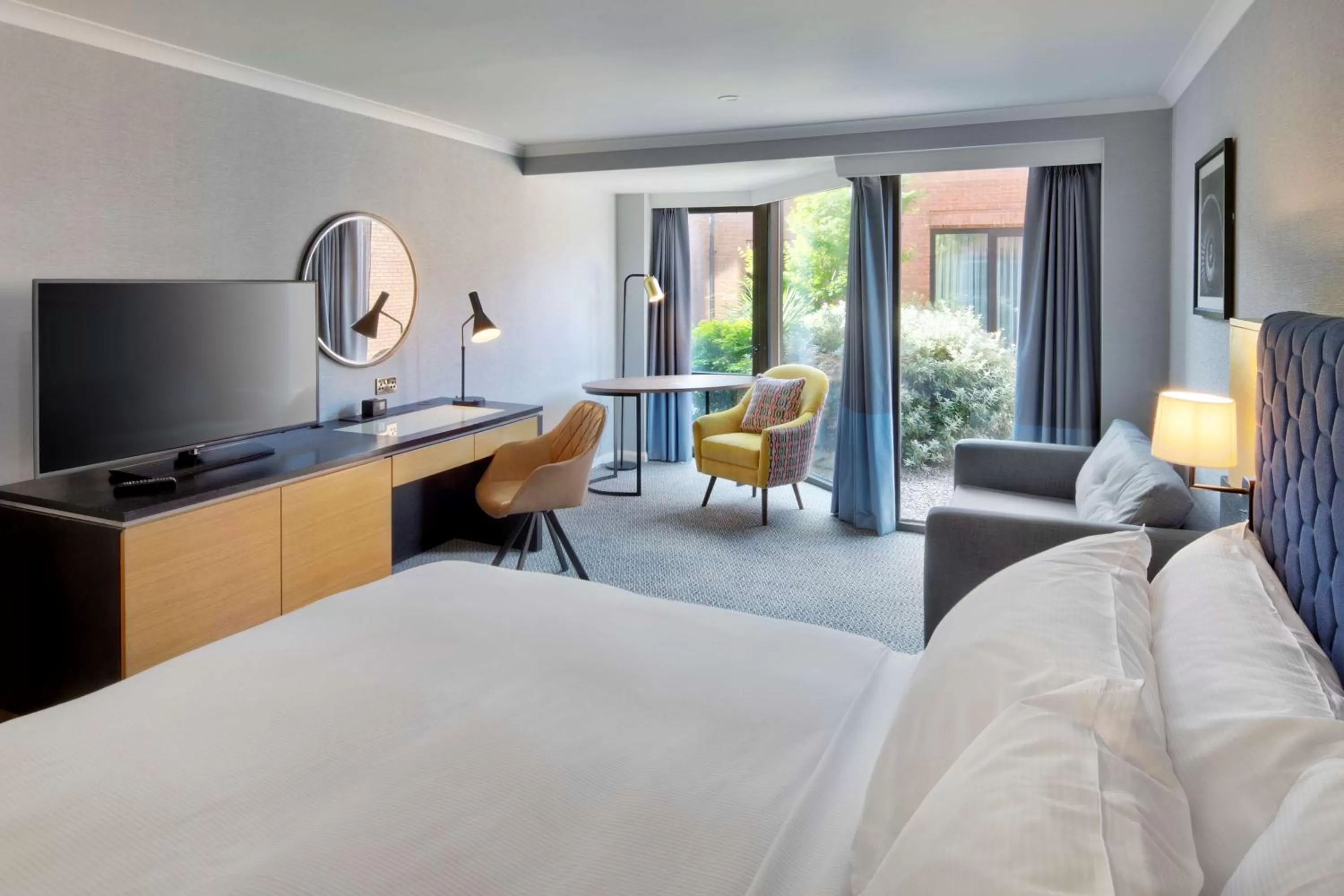 Bedroom, Bed in DoubleTree by Hilton Manchester Airport