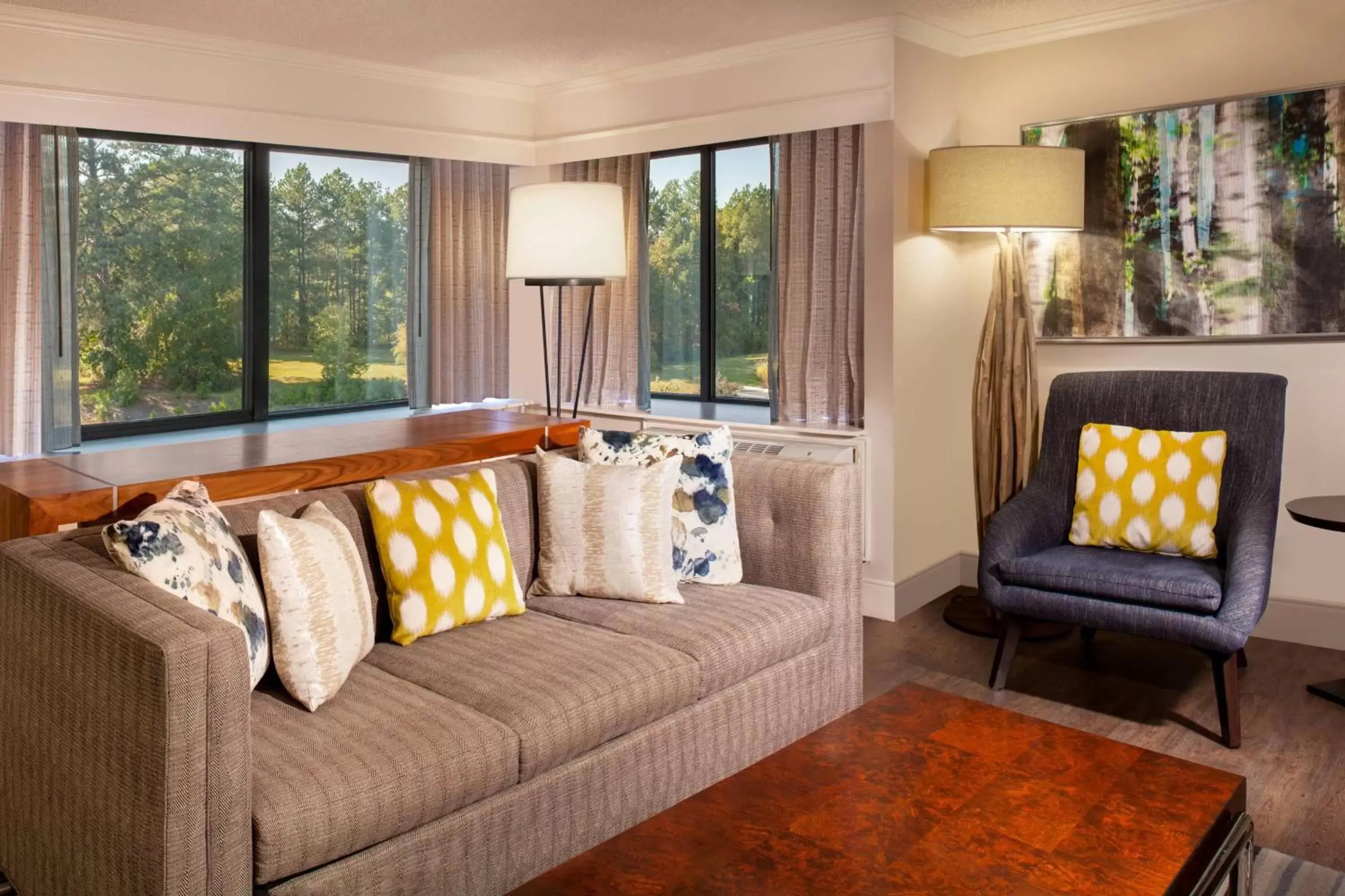 Photo of the whole room, Seating Area in Marriott Raleigh Durham Research Triangle Park