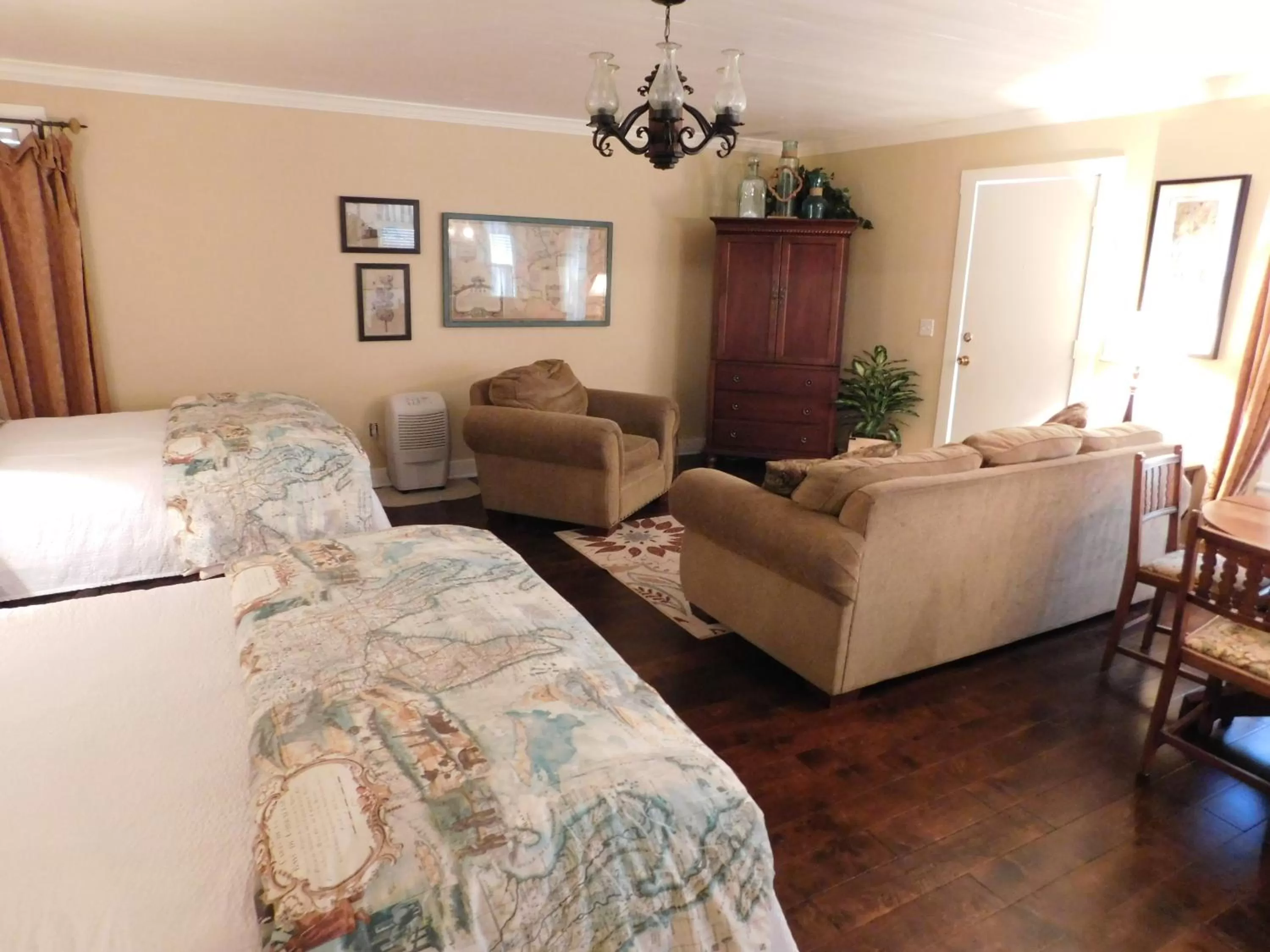 Photo of the whole room in Rainbow Courts