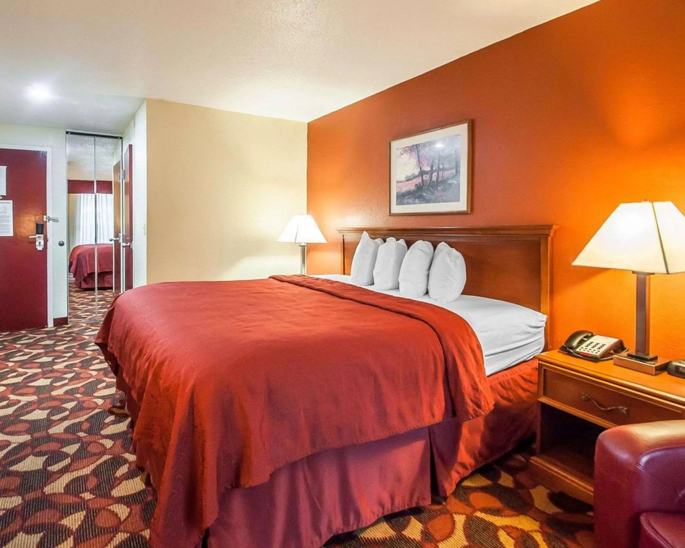 Photo of the whole room, Bed in Quality Inn & Suites Kansas City I-435N Near Sports Complex