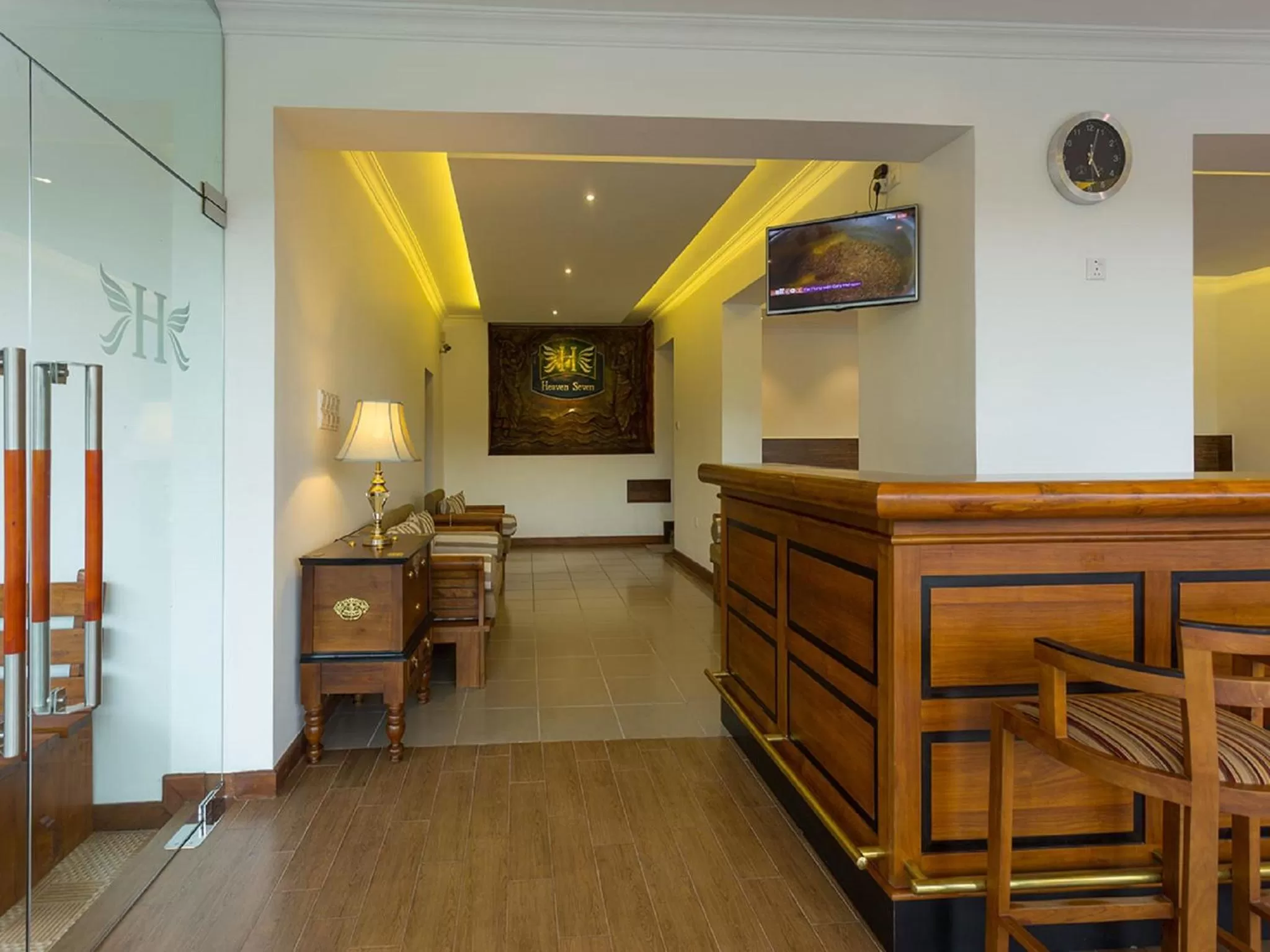 Communal lounge/ TV room in Heaven Seven Kandy