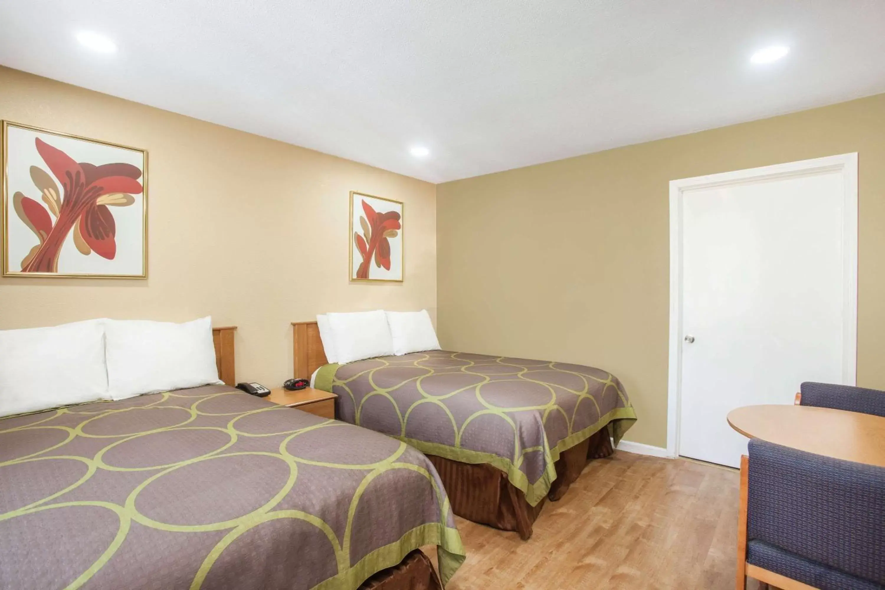 Photo of the whole room, Bed in Super 8 by Wyndham Redlands/San Bernardino