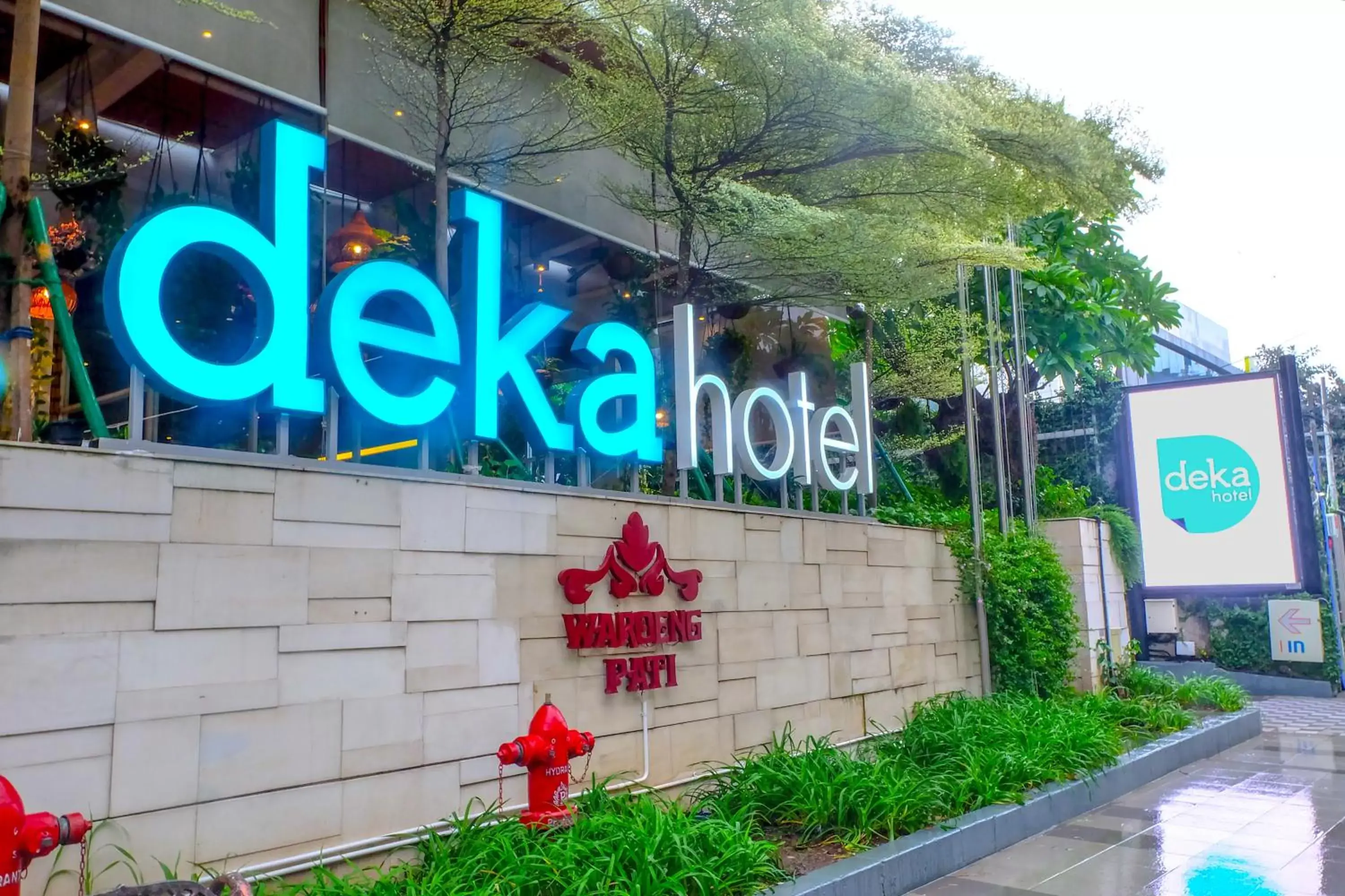 Property building, Property Logo/Sign in Deka Hotel Surabaya HR Muhammad