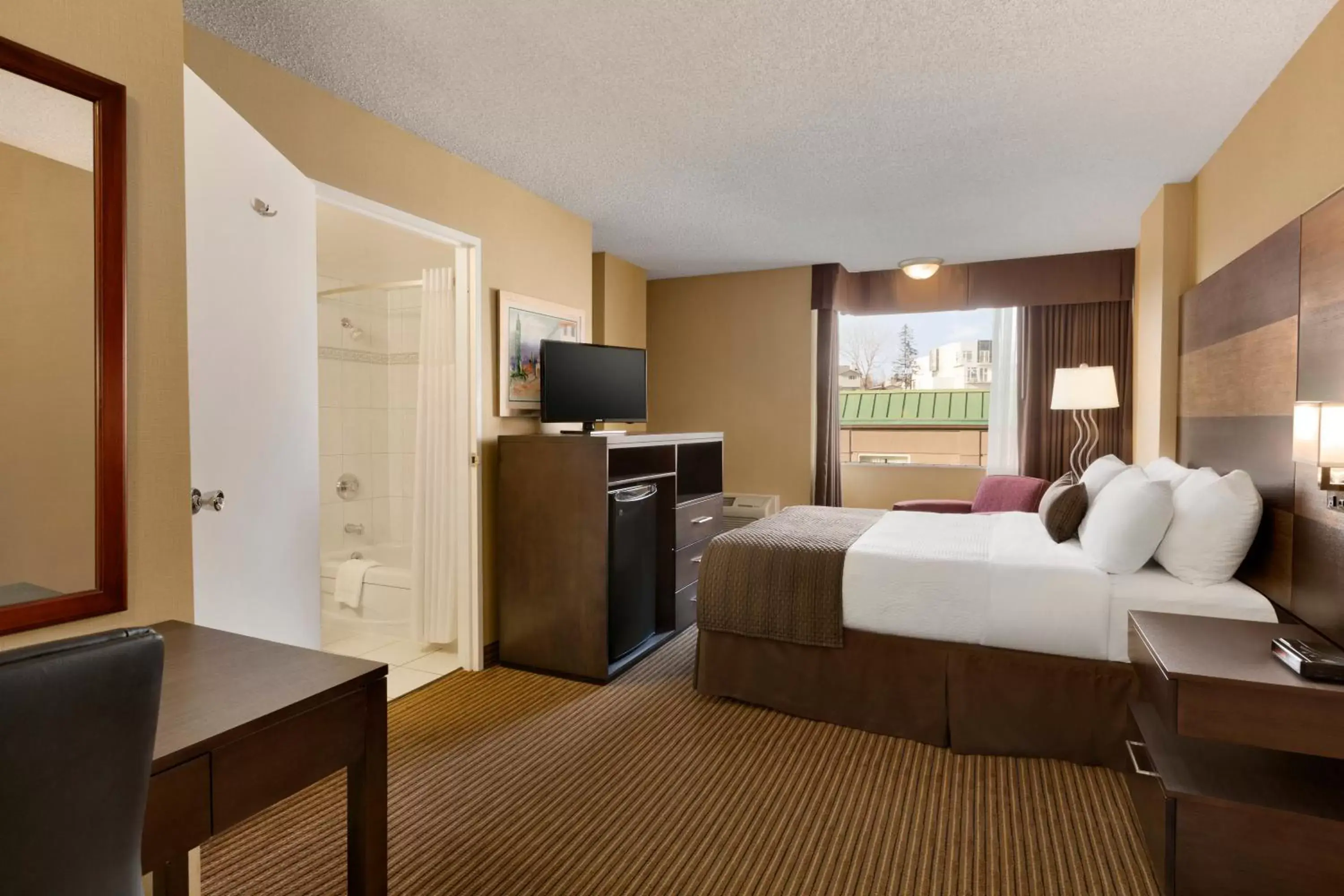 Bedroom, TV/Entertainment Center in Days Inn by Wyndham Calgary South