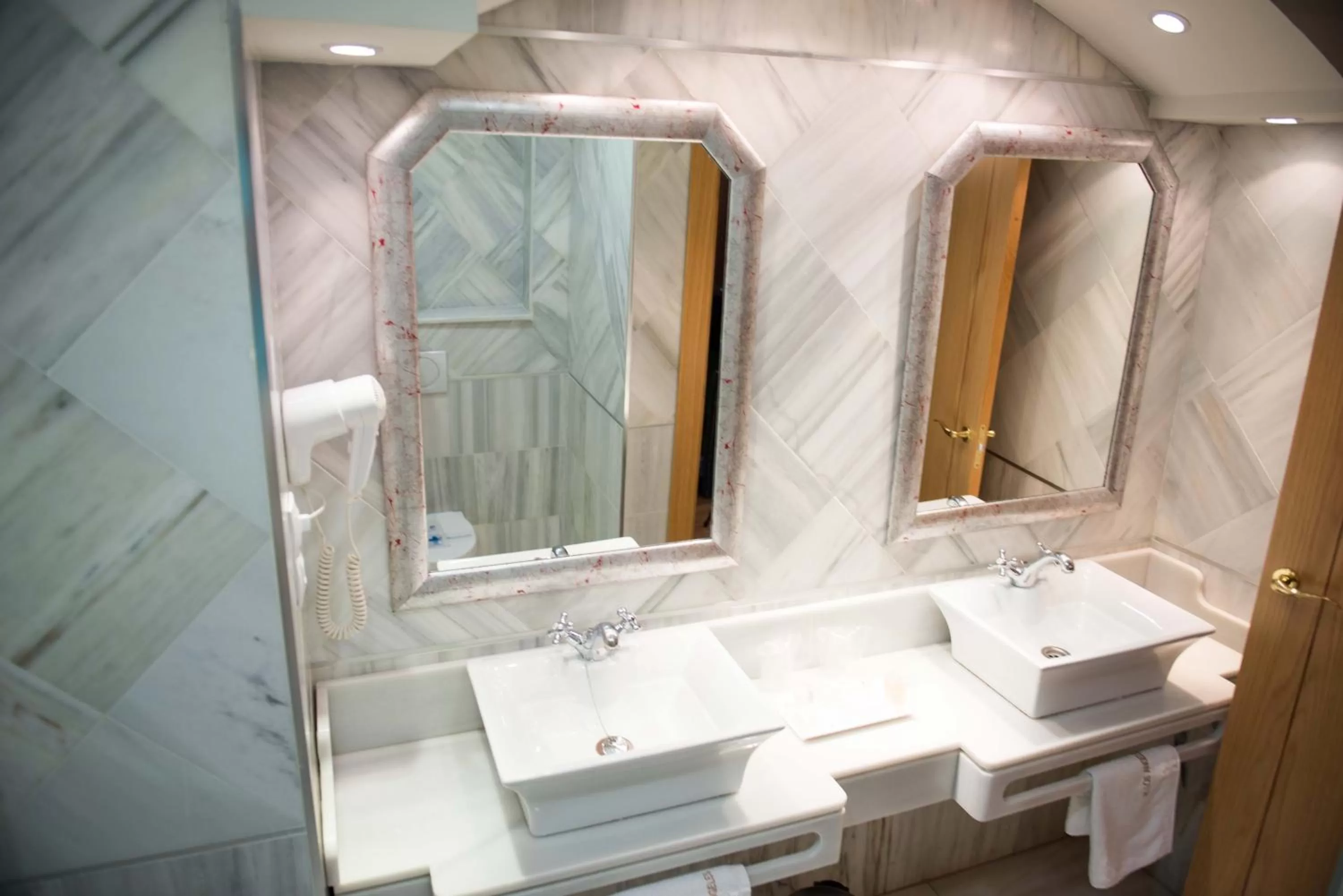 Bathroom in Hotel Los Angeles Granada