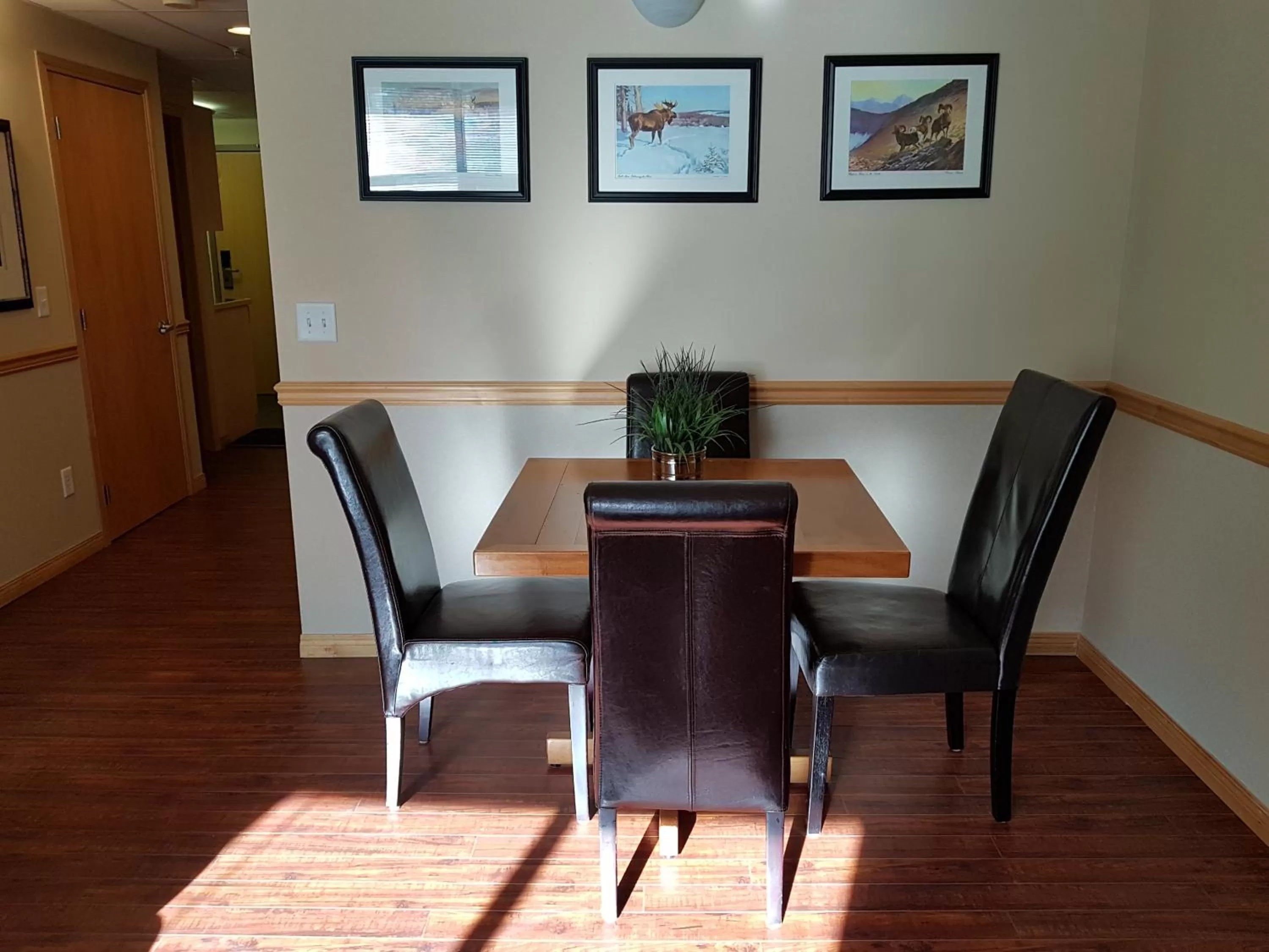 Restaurant/places to eat in Sunset Resorts Canmore and Spa