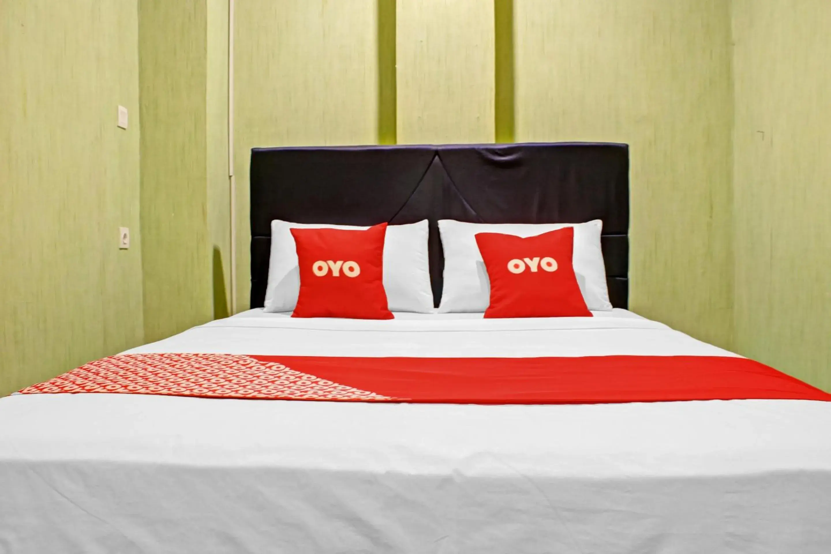 Bedroom, Bed in OYO 90112 Hotel Permata Inn