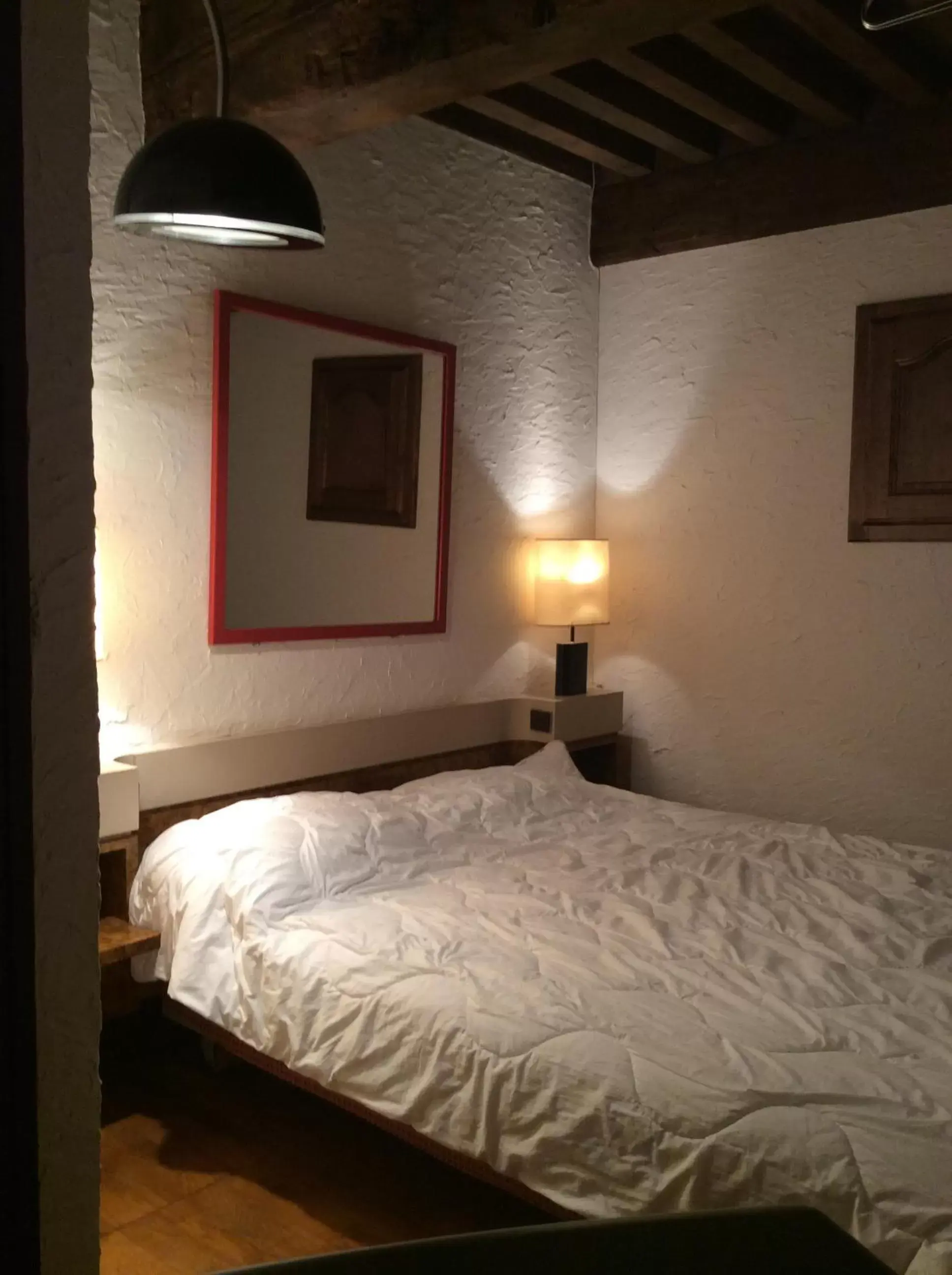 Photo of the whole room, Bed in Aux Prisons de Montagny