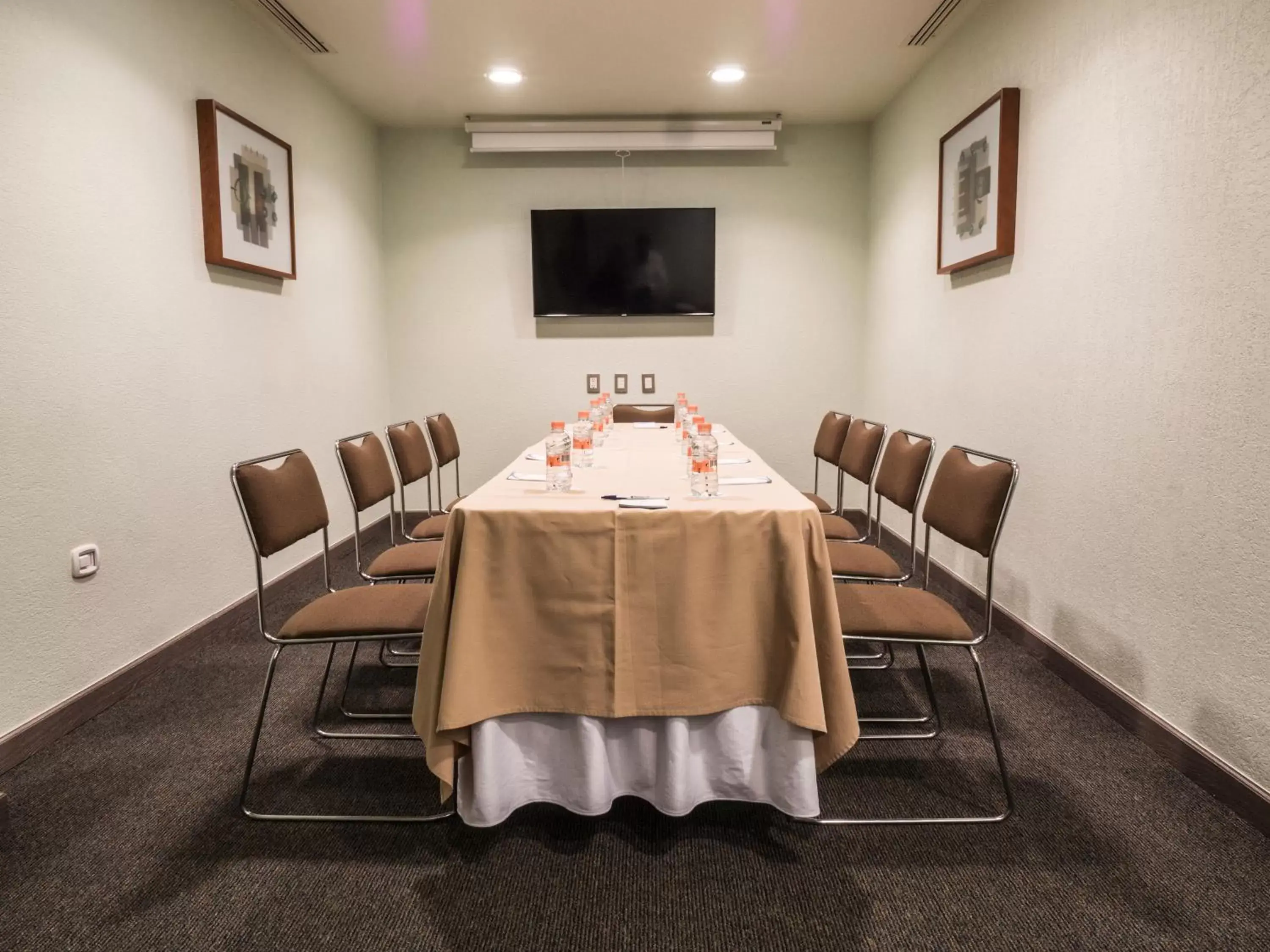 Meeting/conference room, Restaurant/Places to Eat in Hotel Mercury Inn