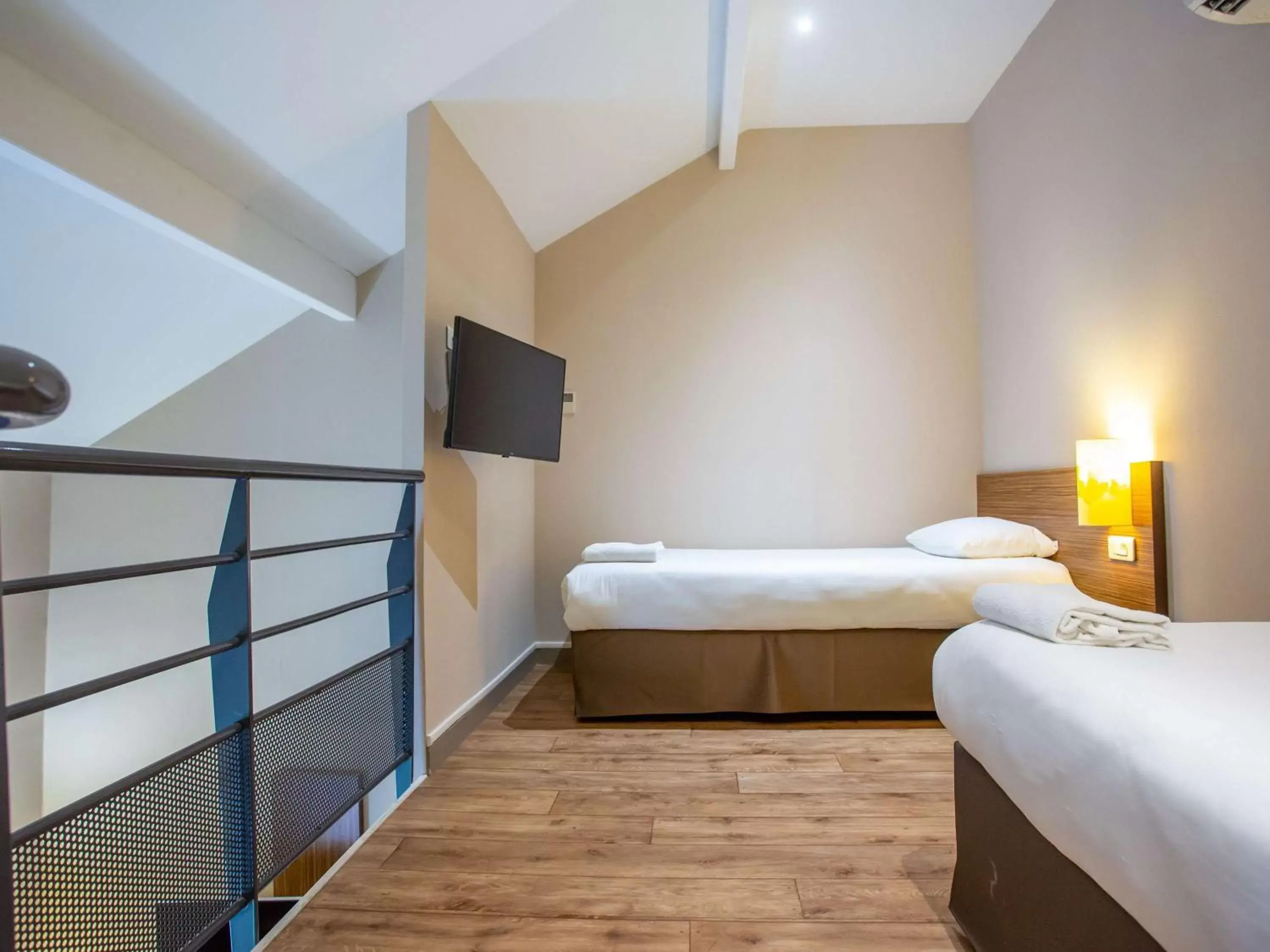 Bedroom, Bed in ibis Styles Bourges