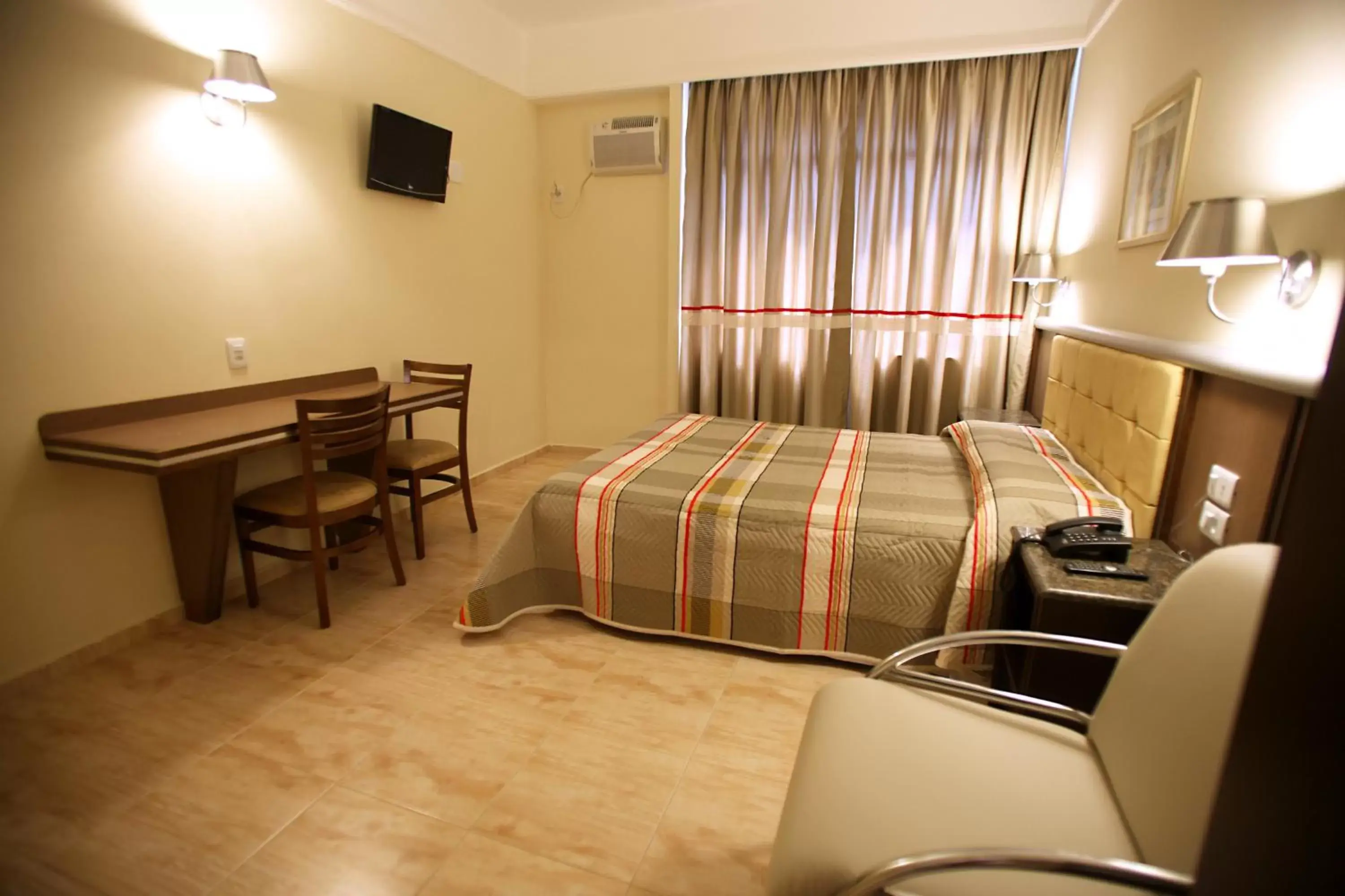 Photo of the whole room, Bed in Soneca Plaza Hotel