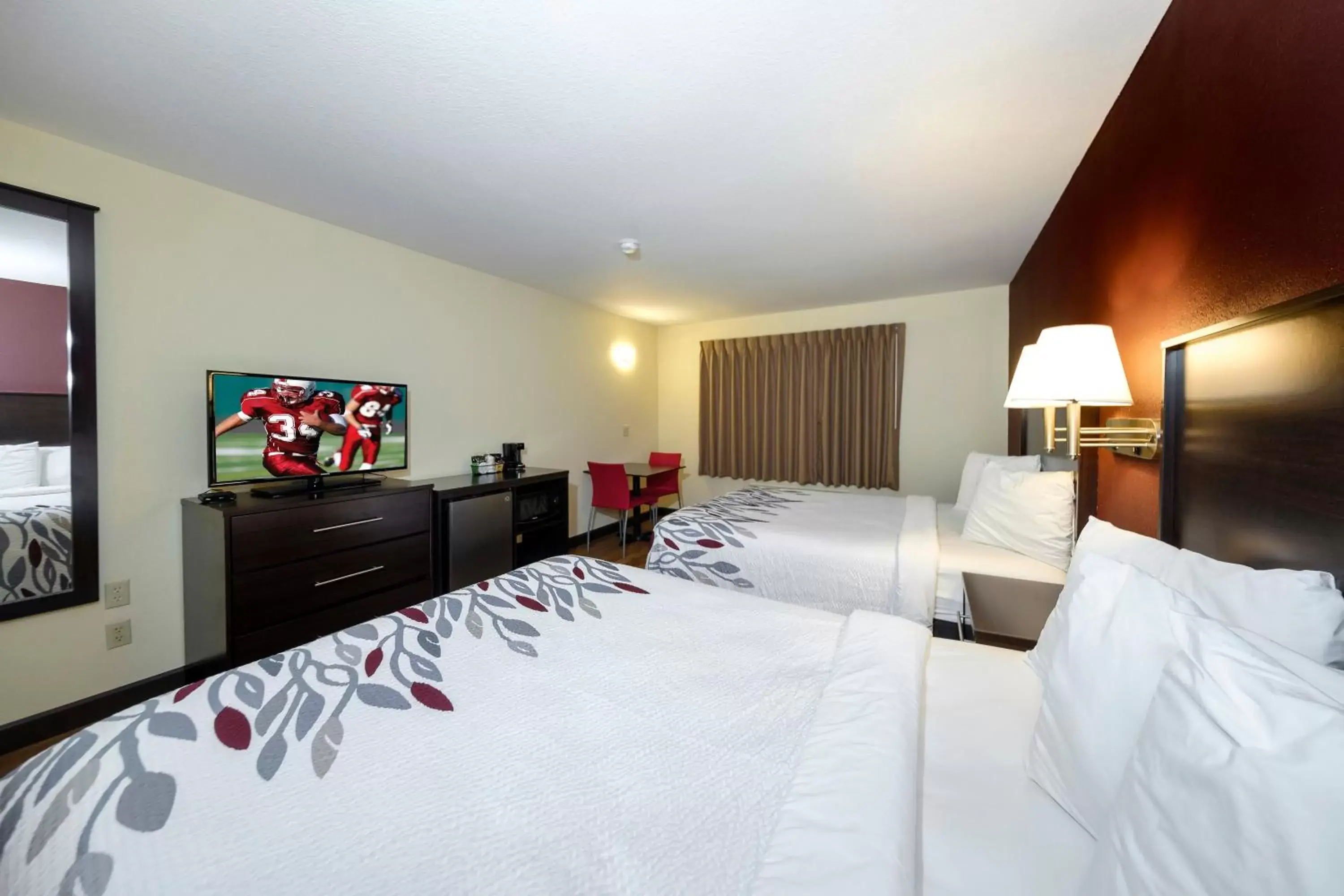 Photo of the whole room, Bed in Red Roof Inn Osage Beach - Lake of the Ozarks Photo of the whole room, Bed in Red Roof Inn Osage Beach - Lake of the Ozarks