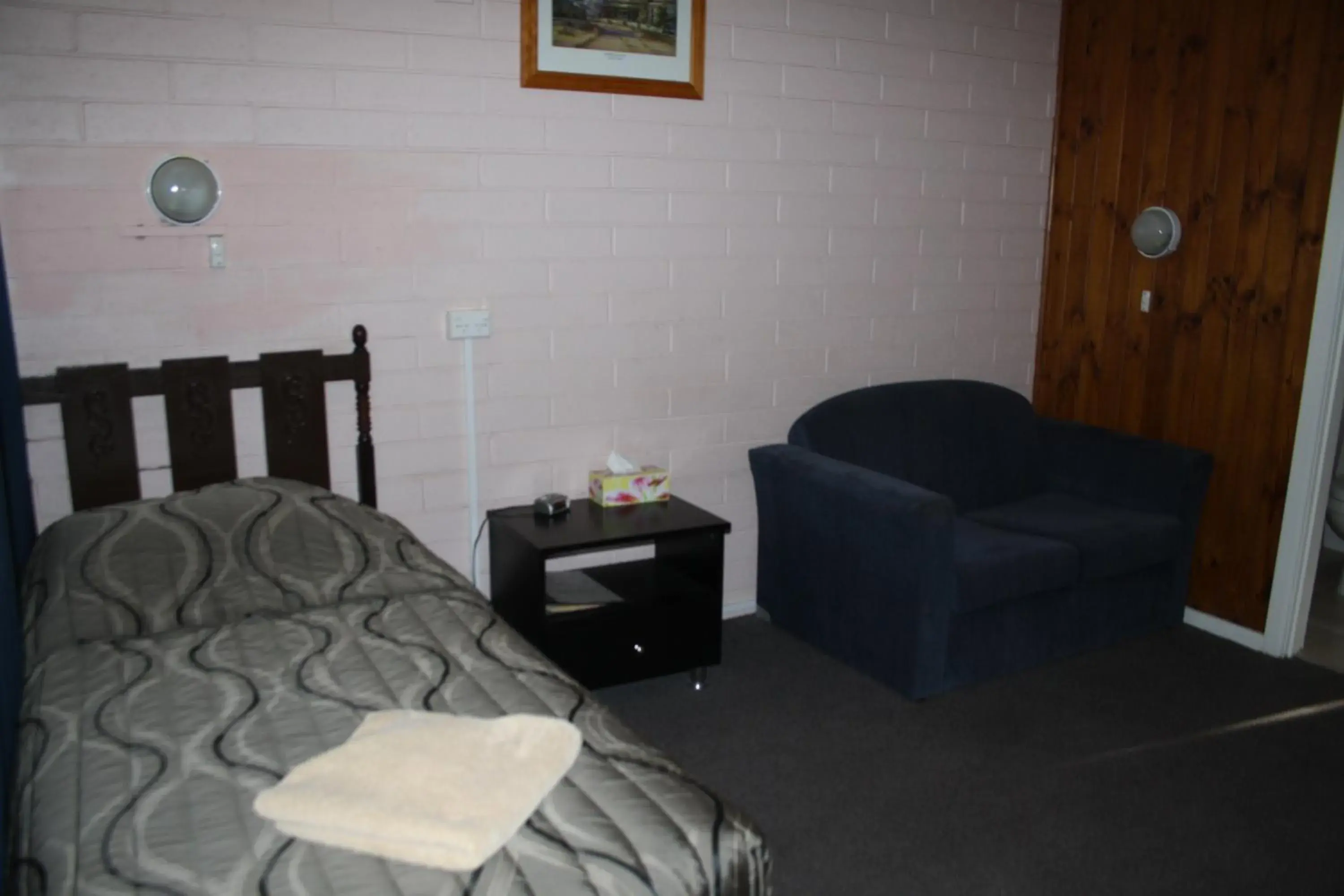 Photo of the whole room, Seating Area in Nhill Oasis Motel