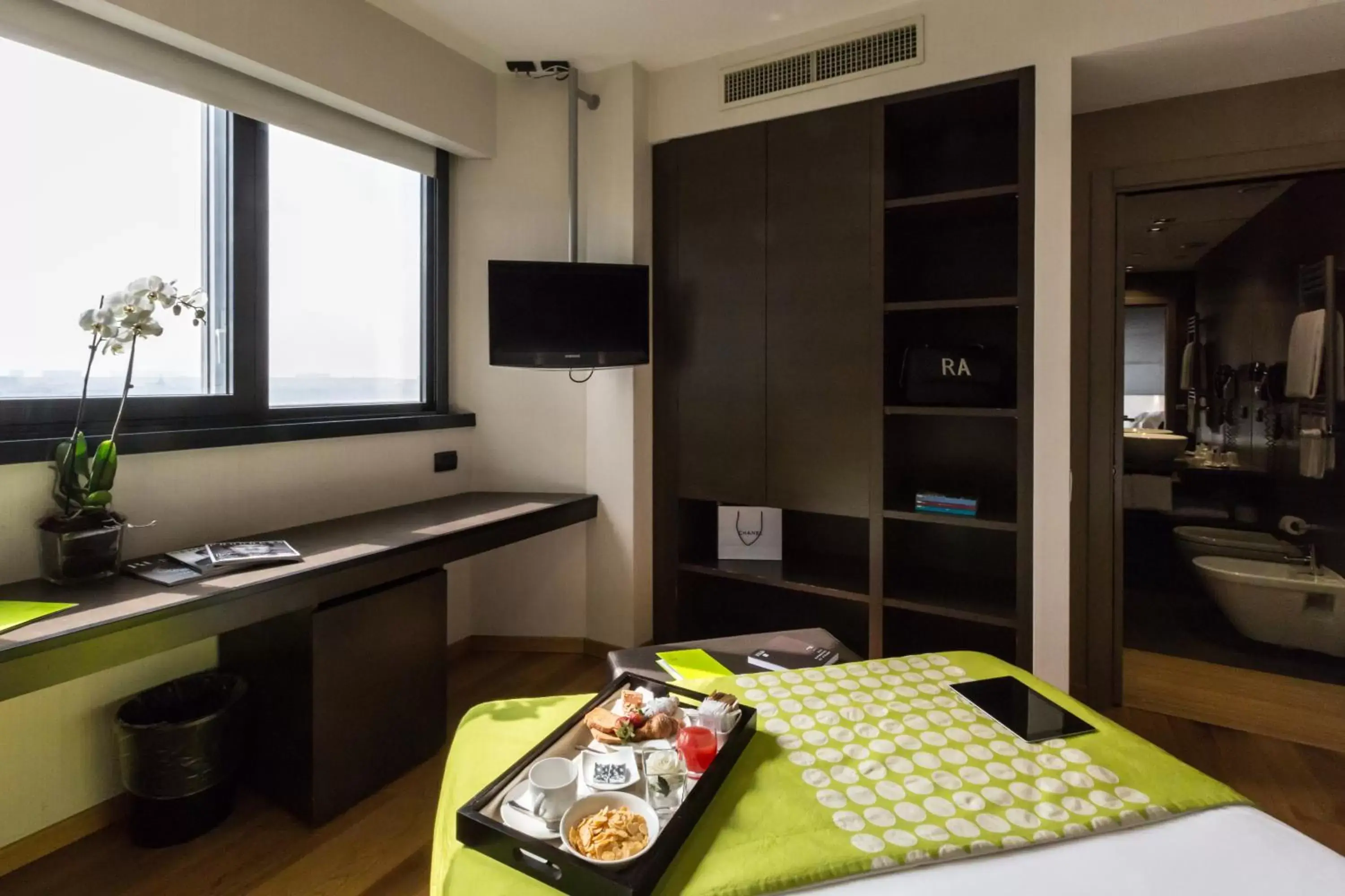 Bathroom, TV/Entertainment Center in The Hub Hotel