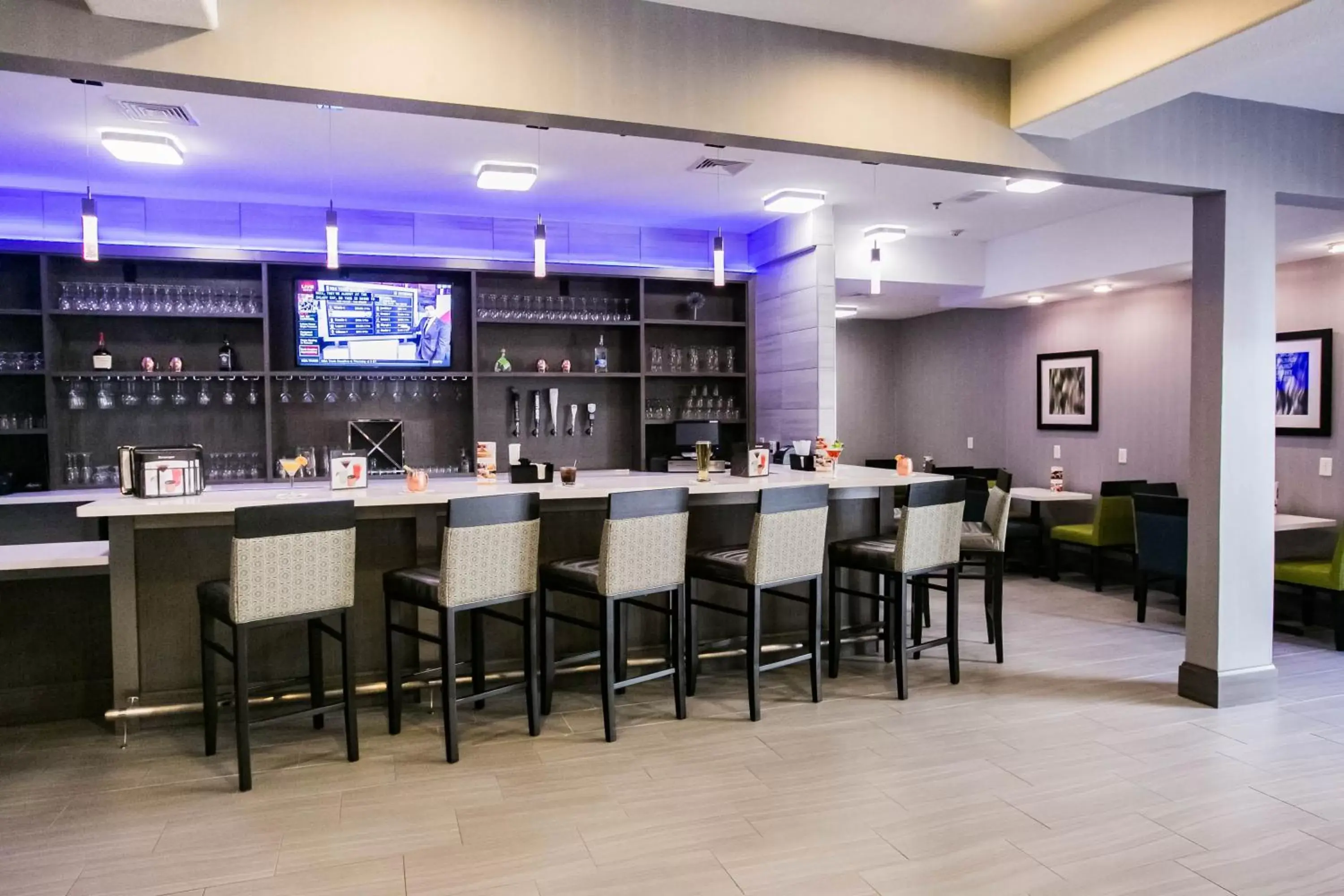 Lounge or bar, Lounge/Bar in Holiday Inn Longview - North, an IHG Hotel