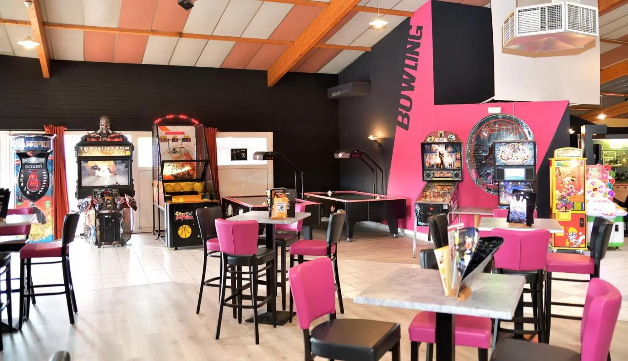 Lounge or bar, Restaurant/Places to Eat in Hotel Restaurant du Bowling de Millau