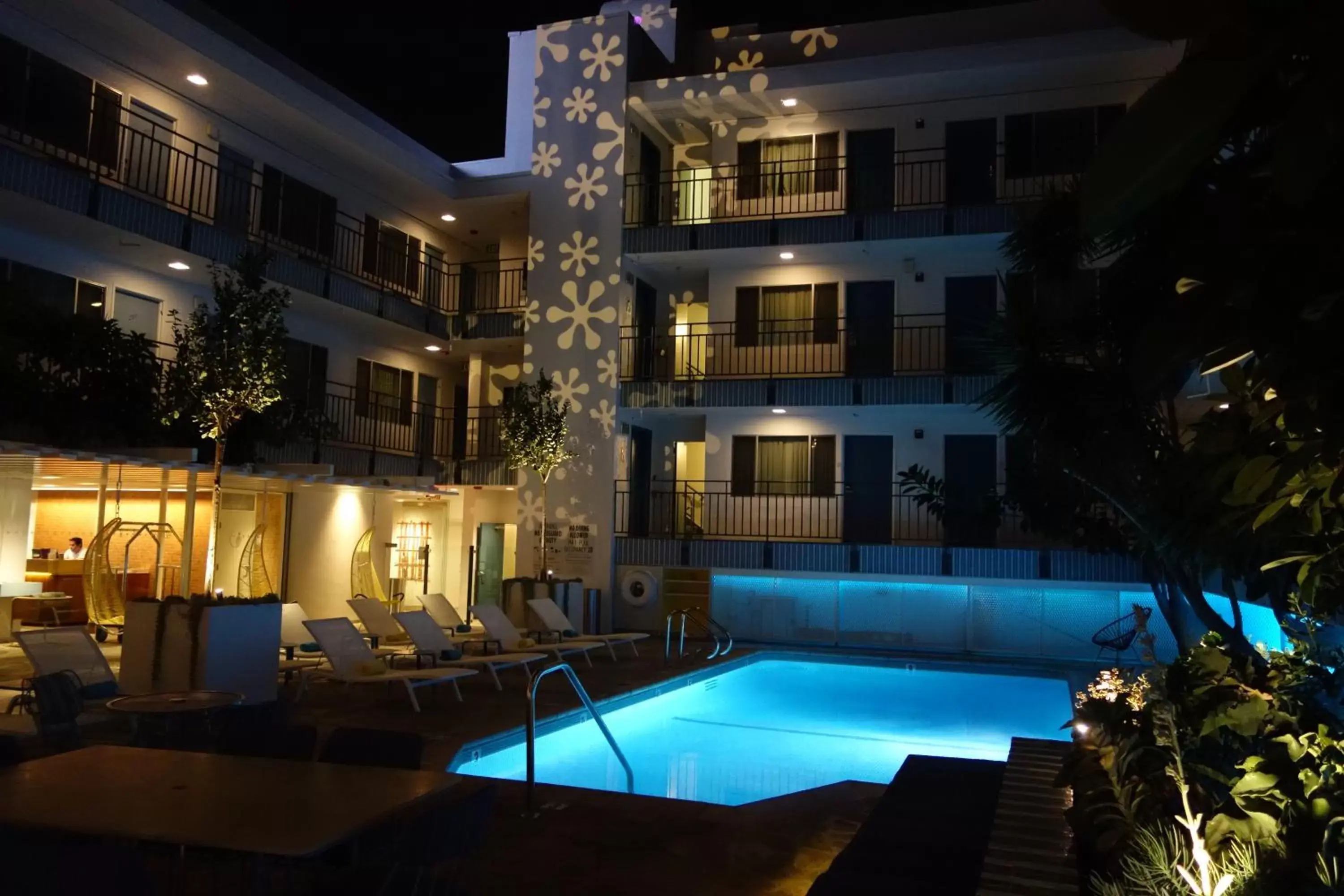 Night, Swimming Pool in Beverly Laurel Hotel