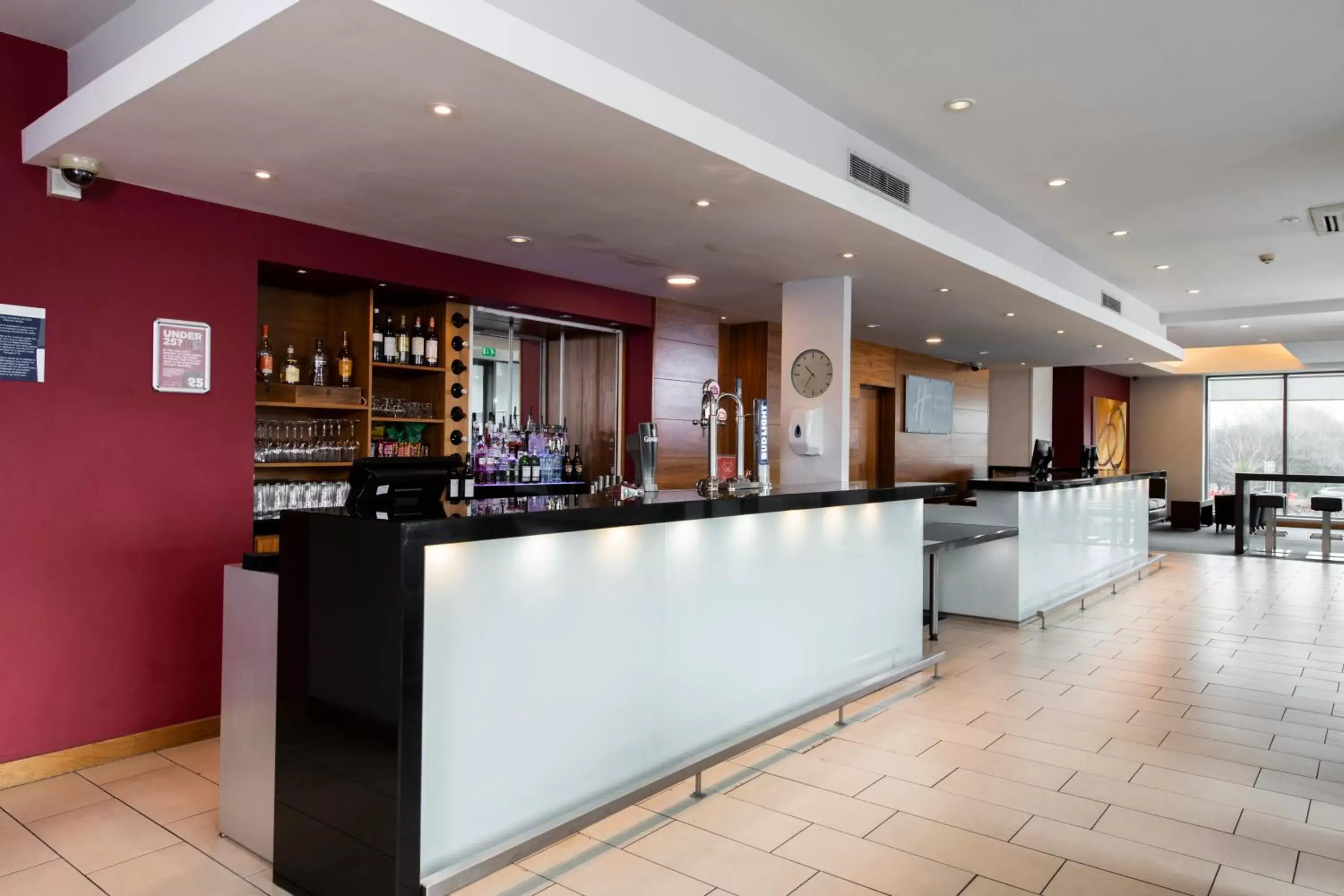 Lounge or bar in Holiday Inn Express Hamilton, an IHG Hotel