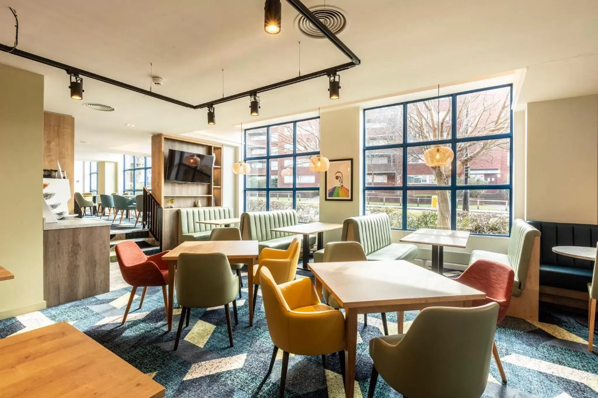 Lounge or bar, Restaurant/Places to Eat in Holiday Inn London Sutton, an IHG Hotel