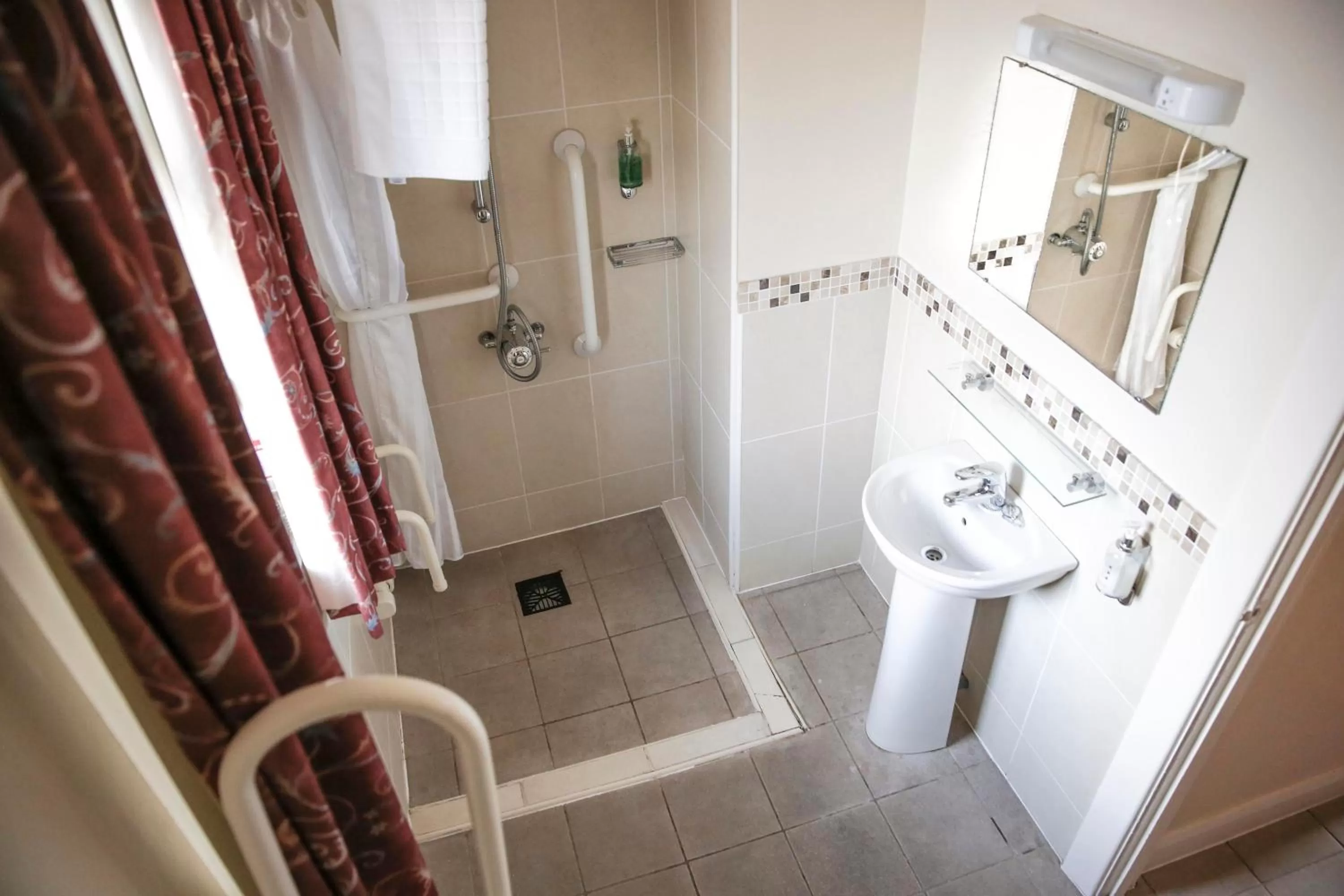 Shower in Belmore Court & Motel