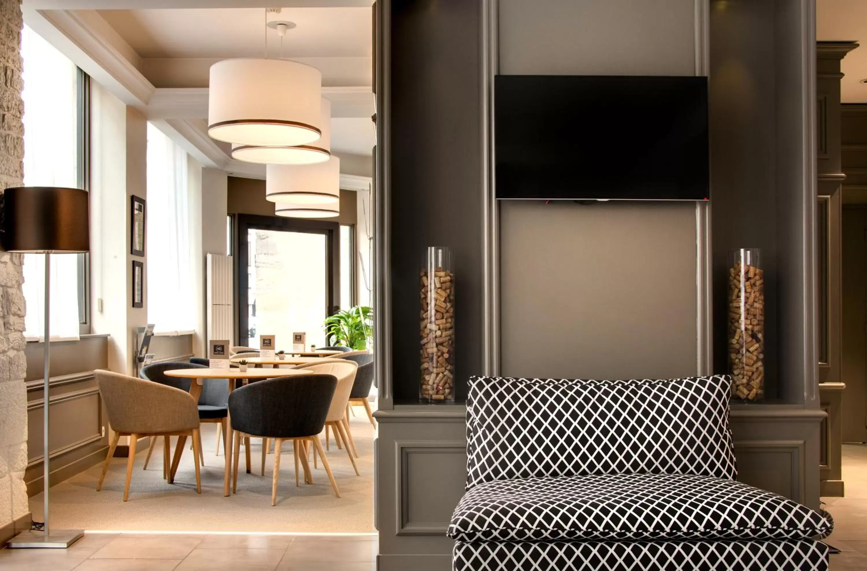 Seating area, TV/Entertainment Center in Hôtel des Ducs