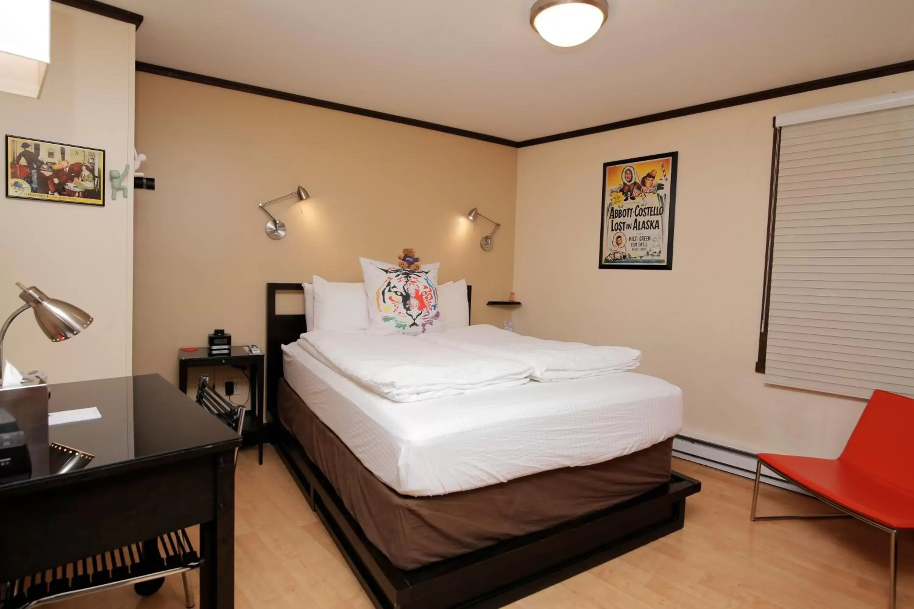 Bed in Silverbow Inn & Suites