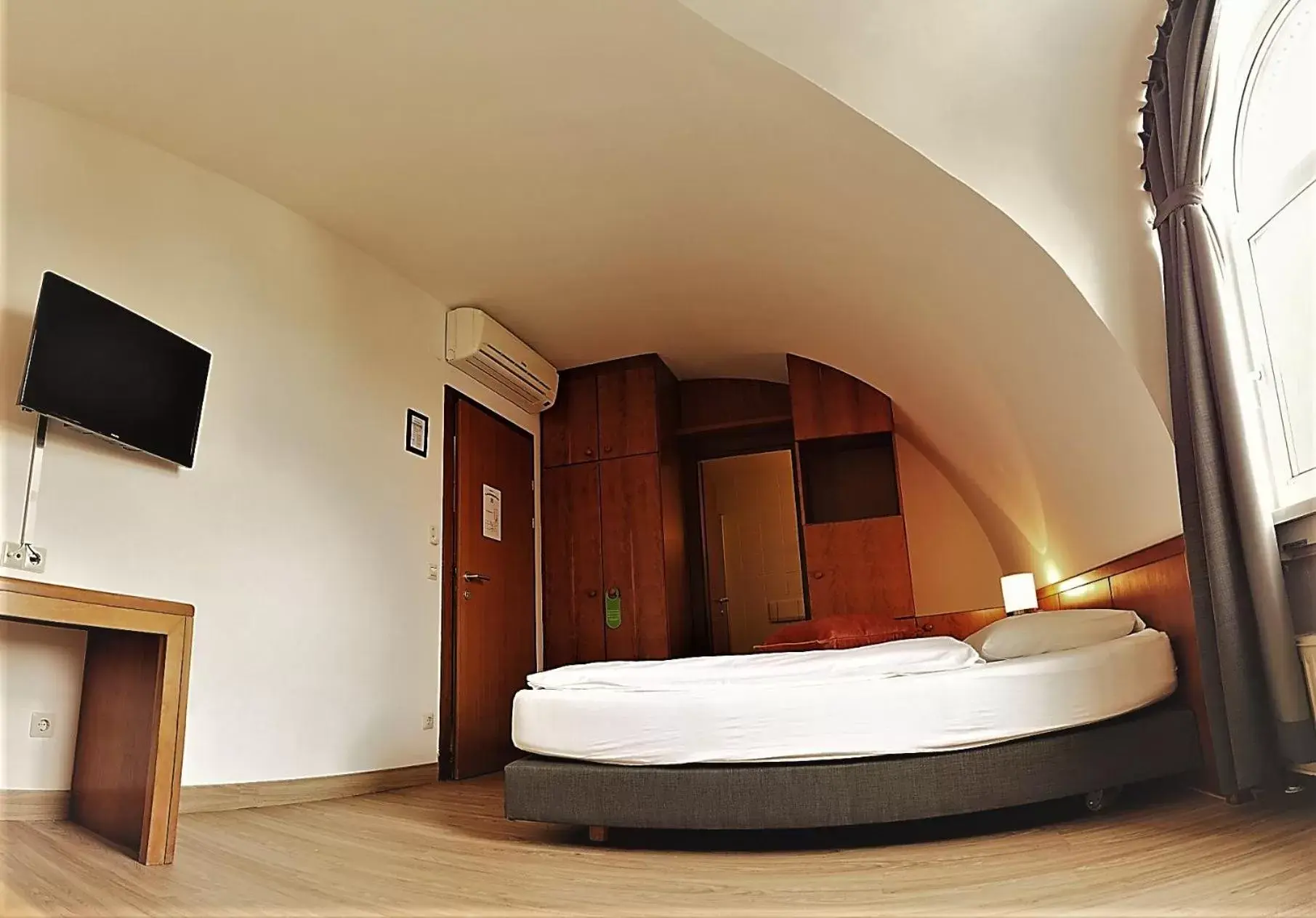 Bedroom, Bed in Skycity Hotel Atrigon