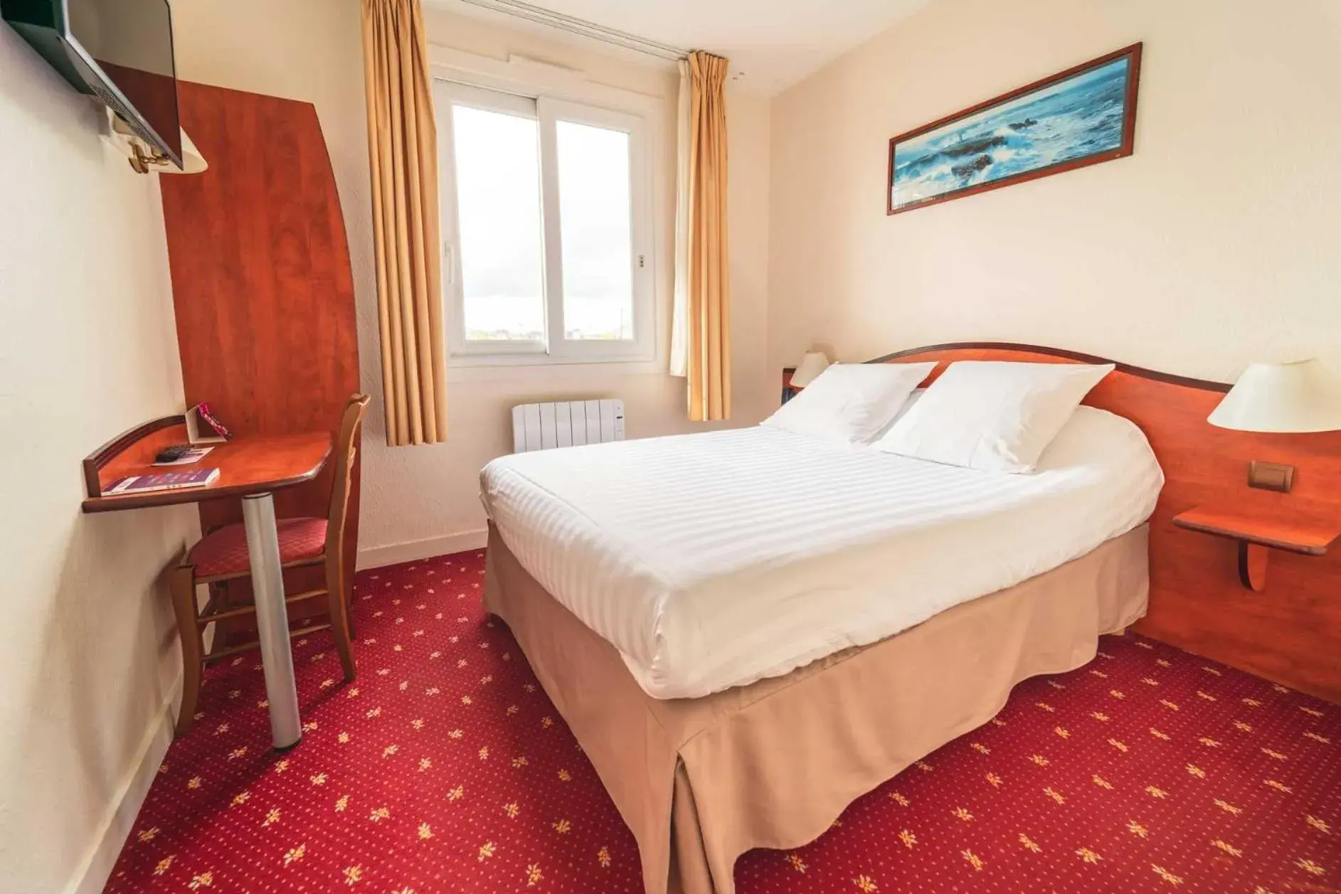 Photo of the whole room, Bed in Hotel Le Goelo - Port de Paimpol