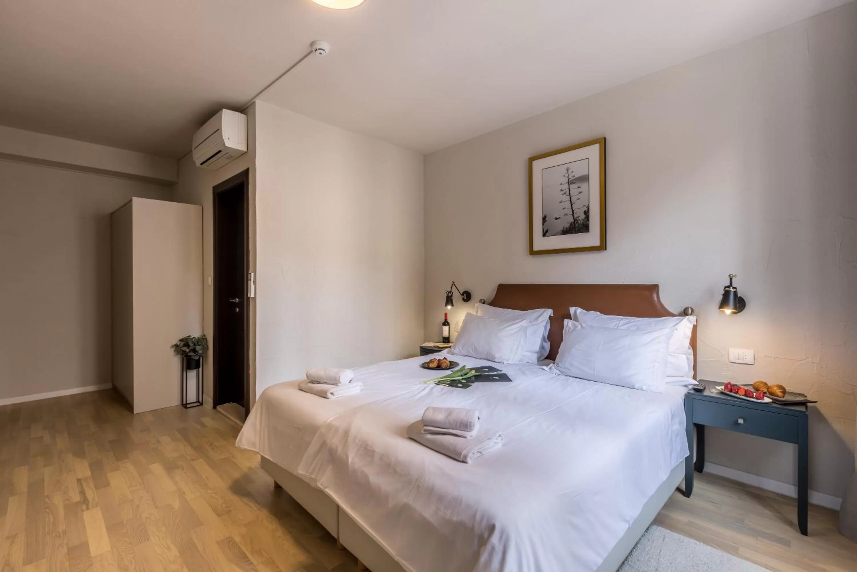 Bed in Leonis Restaurant & Rooms