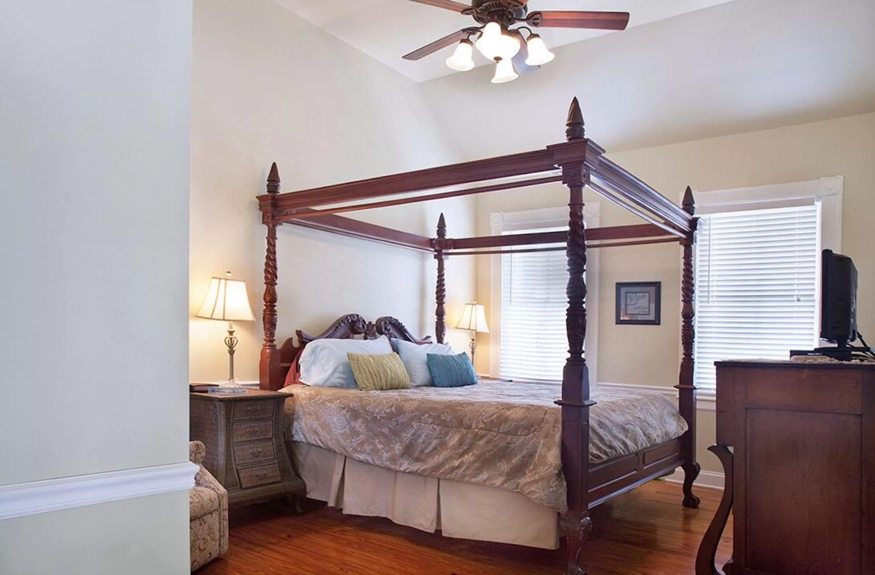 Photo of the whole room, Bed in Coco Plum Inn