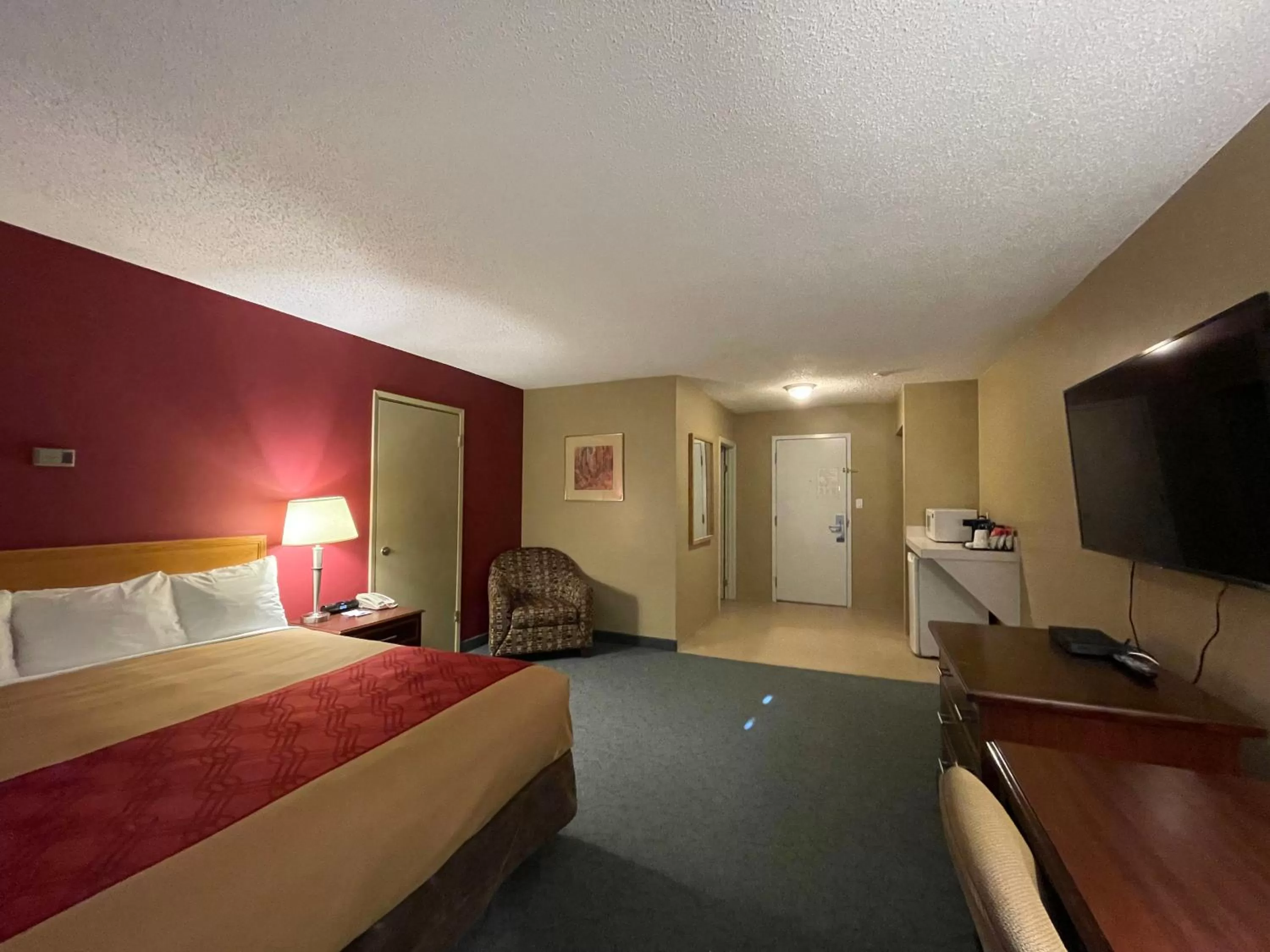 Photo of the whole room, Bed in Travelodge by Wyndham Fort St John