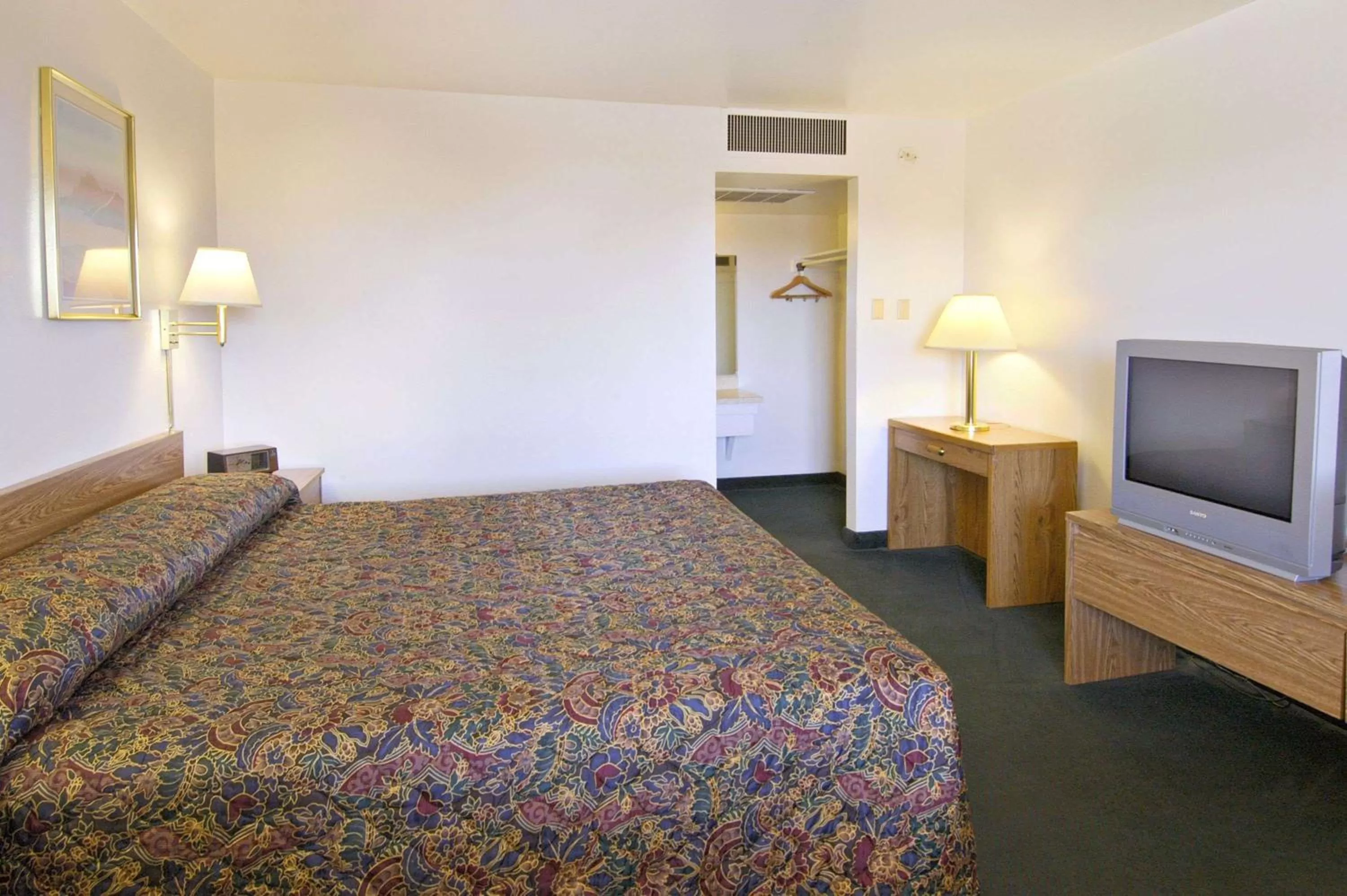 On site, Bed in Super 8 by Wyndham Vernon