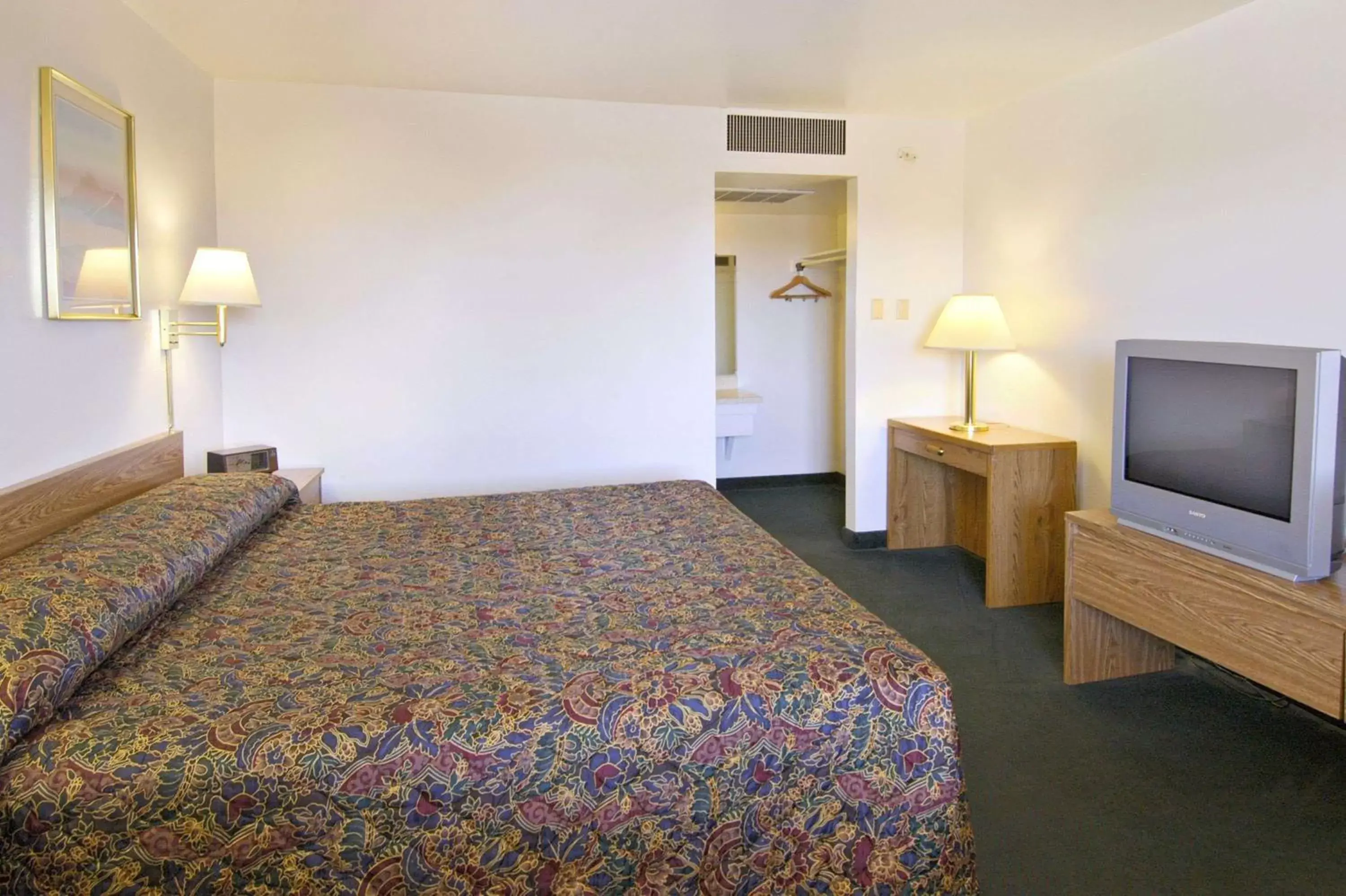 On site, Bed in Super 8 by Wyndham Vernon On site, Bed in Super 8 by Wyndham Vernon