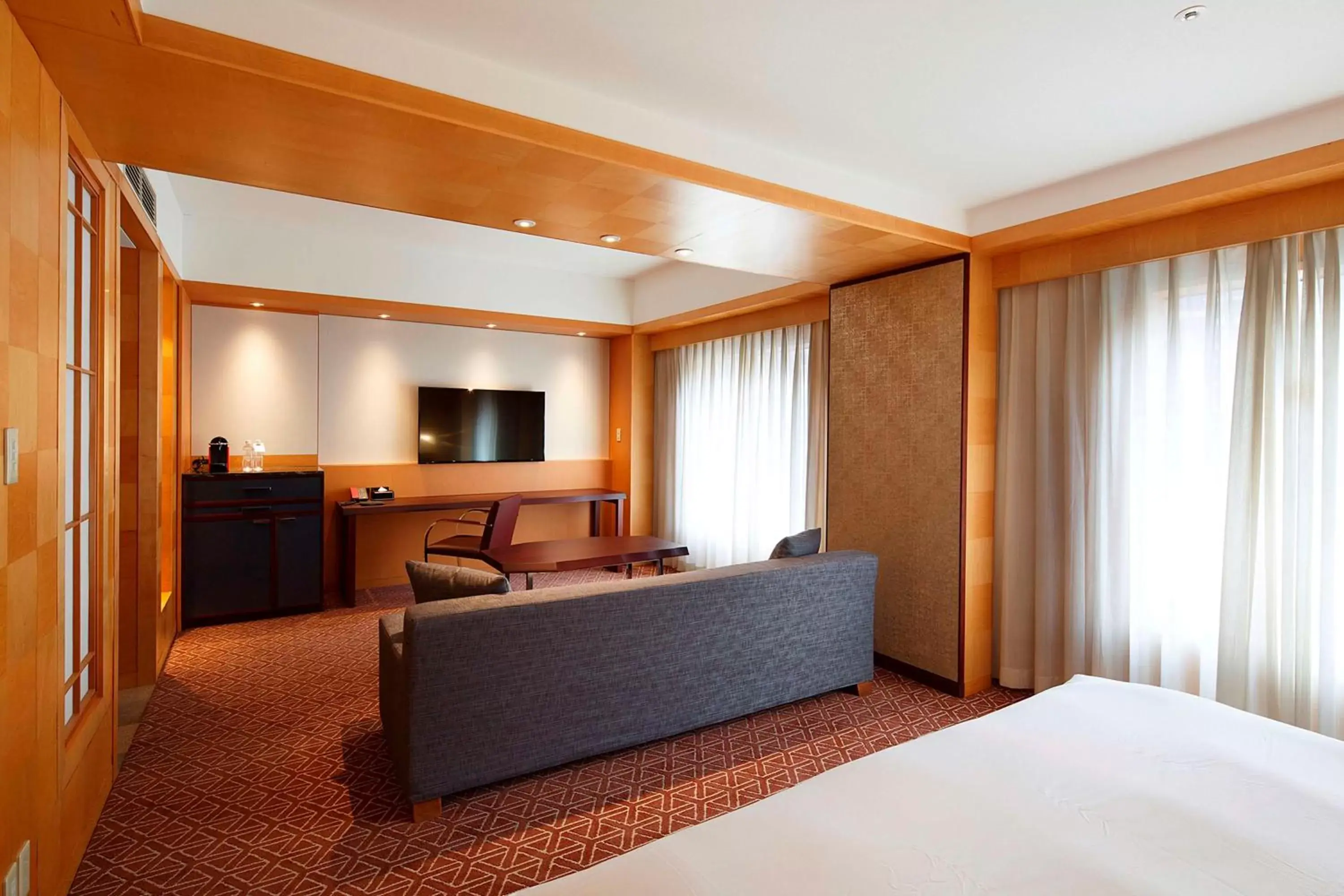 Bedroom, TV/Entertainment Center in Grand Hyatt Fukuoka